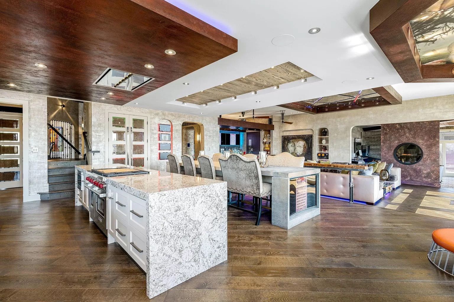 A living room with white furniture and cabinets.