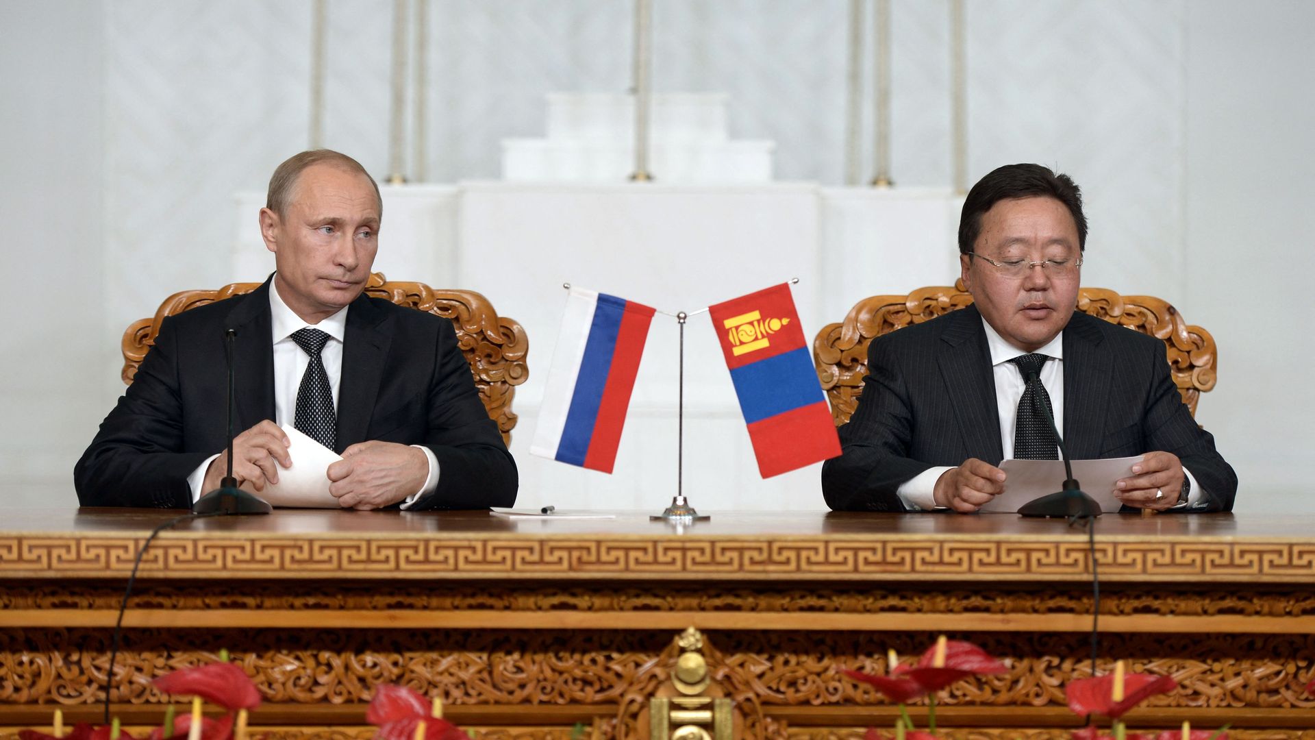Mongolian President Tsakhiagiin Elbegdorj (R) and his Russian counterpart Vladimir Putin (L) attend a news conefernce