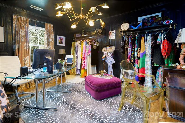 6826 Constitution Ln closet