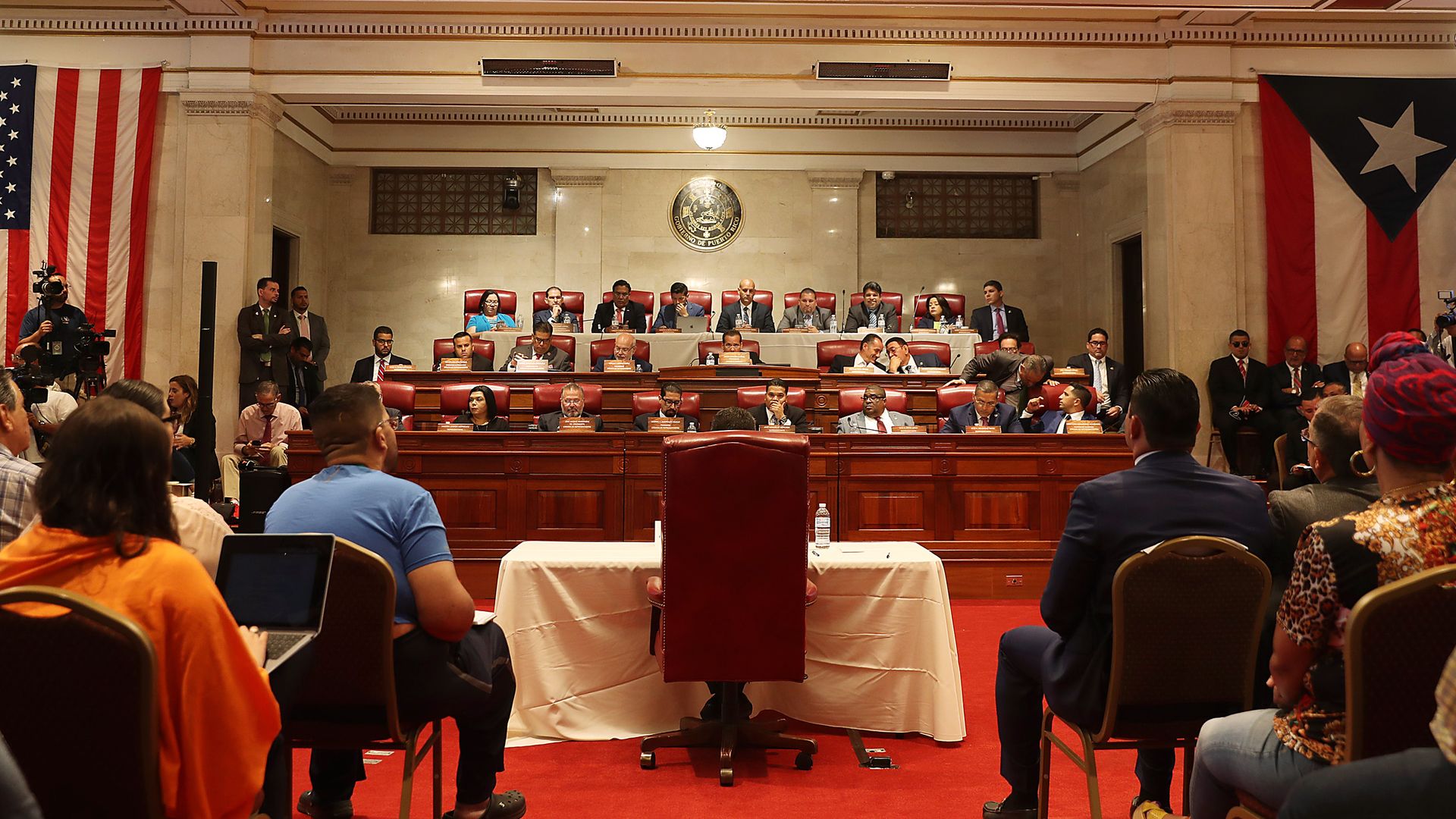 This image shows the inside of the Puerto Rican House of Representatives during a hearing