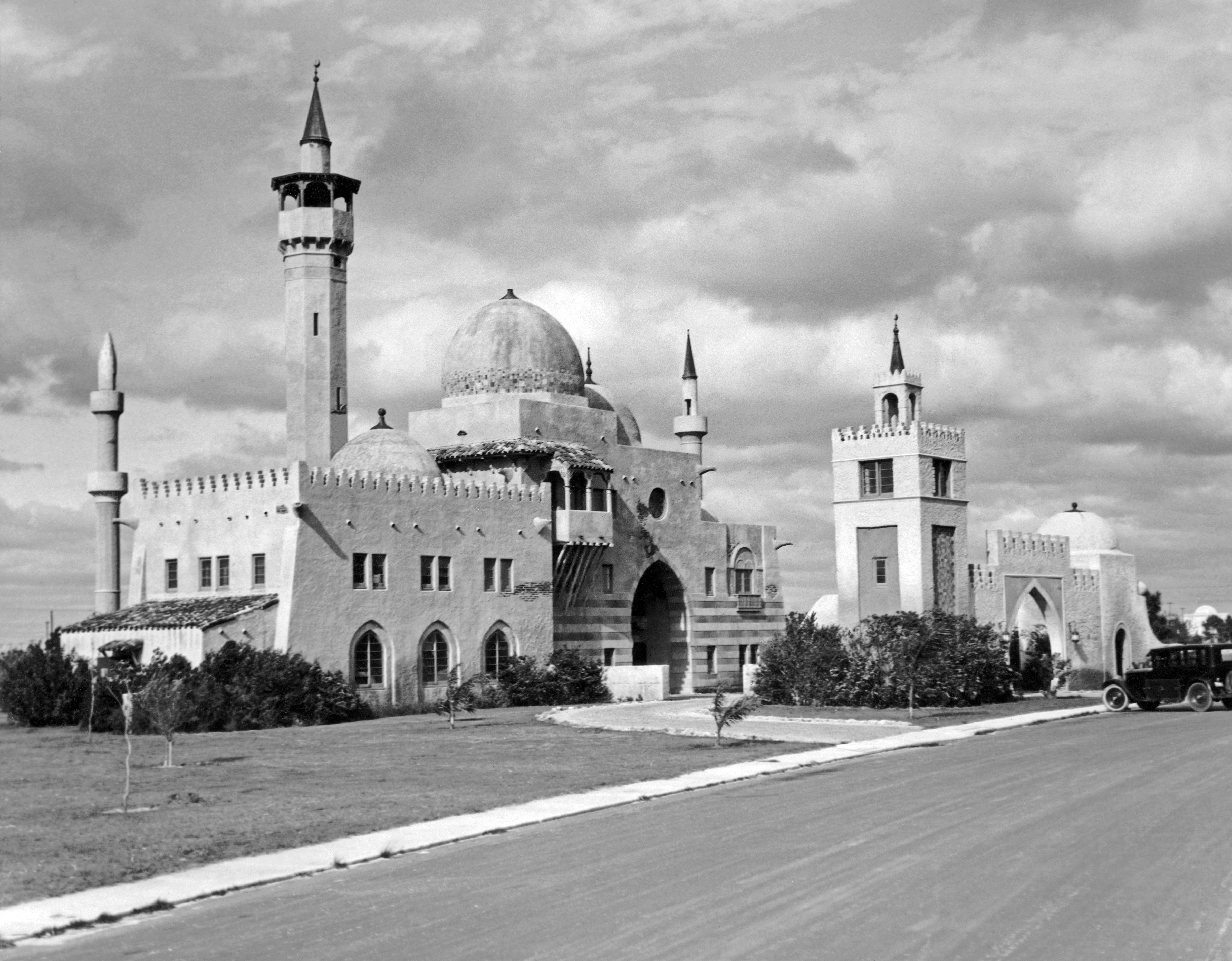The city hall in Opa Locka, a suburb of Miami whose architecture has a Moorish influence, Florida, 1932. The town was founded by aviation pioneer Glenn Curtis in 1928 and was based on the Arabian Nights theme. (Photo by Underwood Archives/Getty Images)
