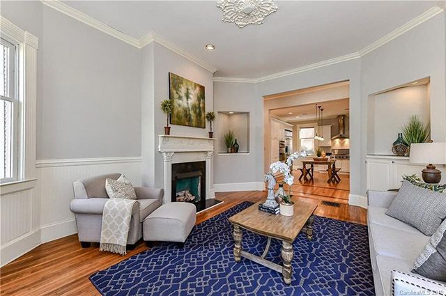 333 W. 9th St. living room