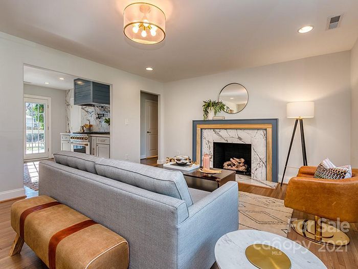 934 Dudley Dr living room