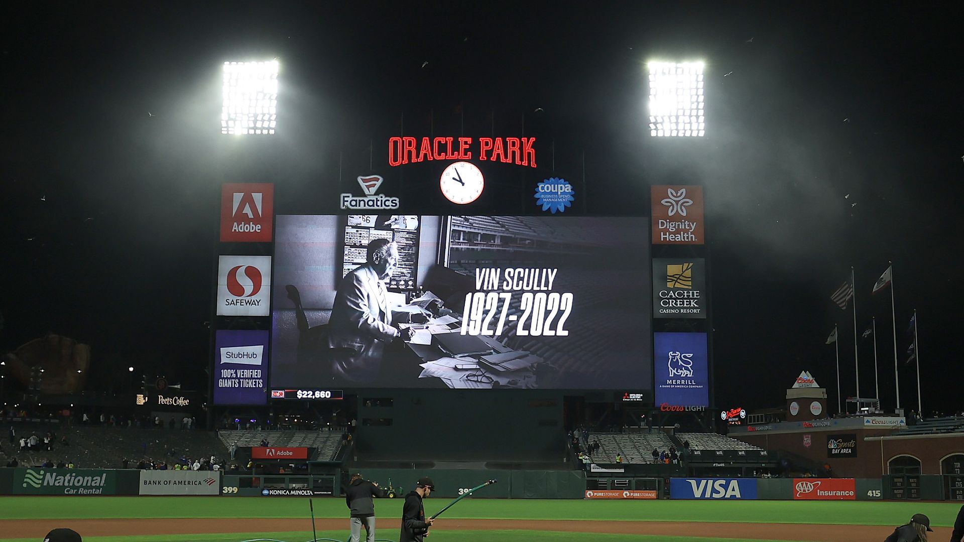 Vin Scully message on scoreboard