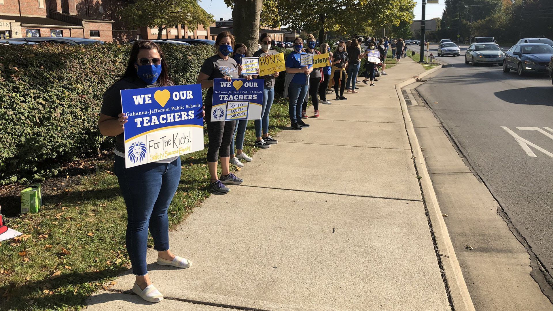 Teachers and supporters line the sidewalk in front of Lincoln High School in 2020.