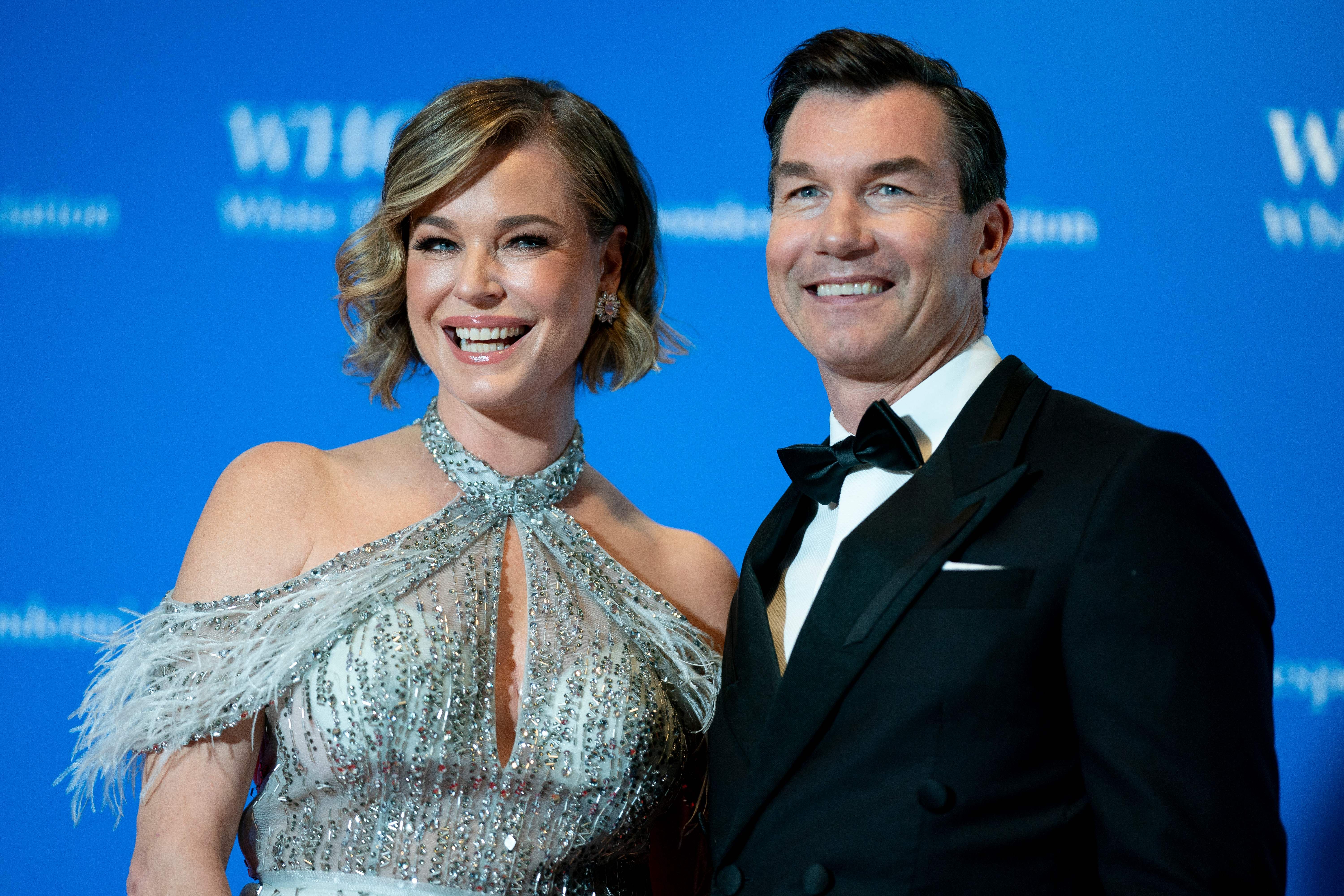 Rebecca Romijn (L) and Jerry O'Connell arrive for the White House Correspondents' Association dinner 