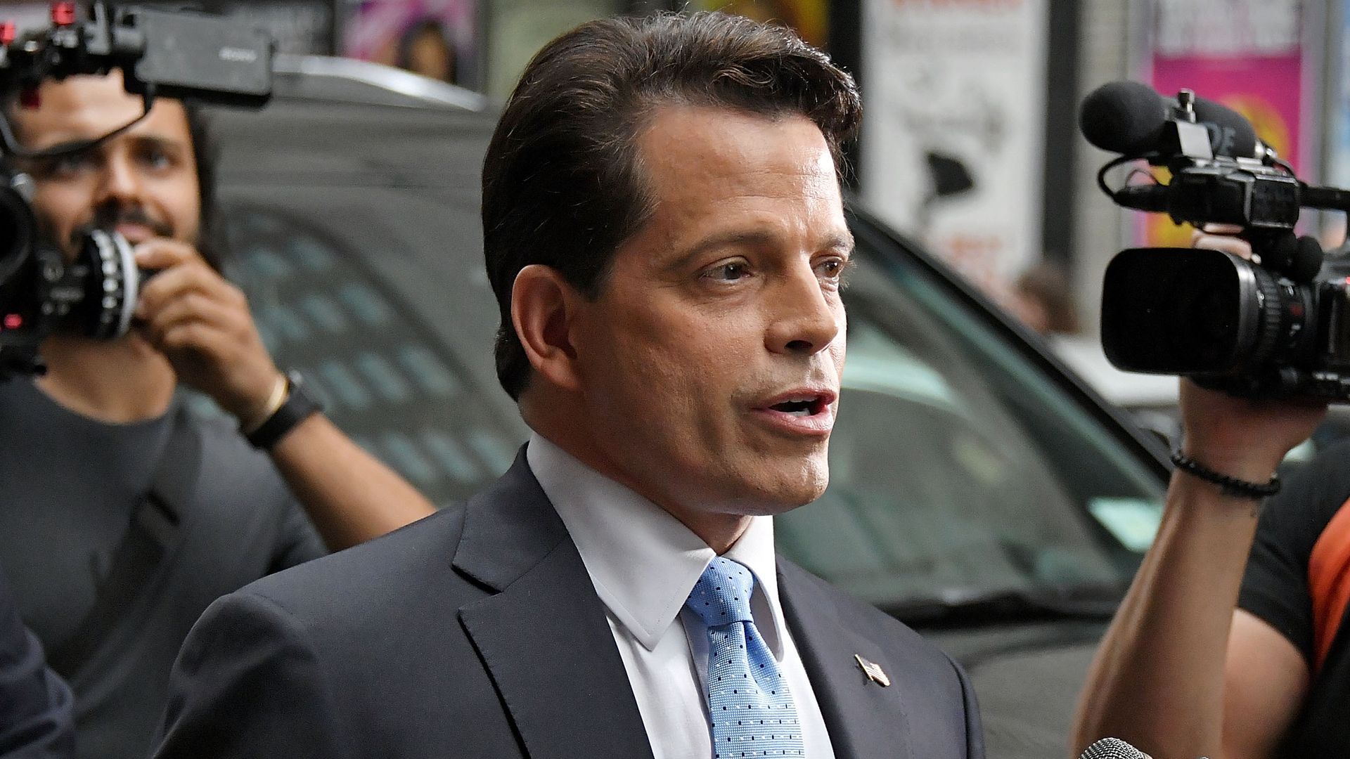 Anthony Scaramucci surrounded by reporters.
