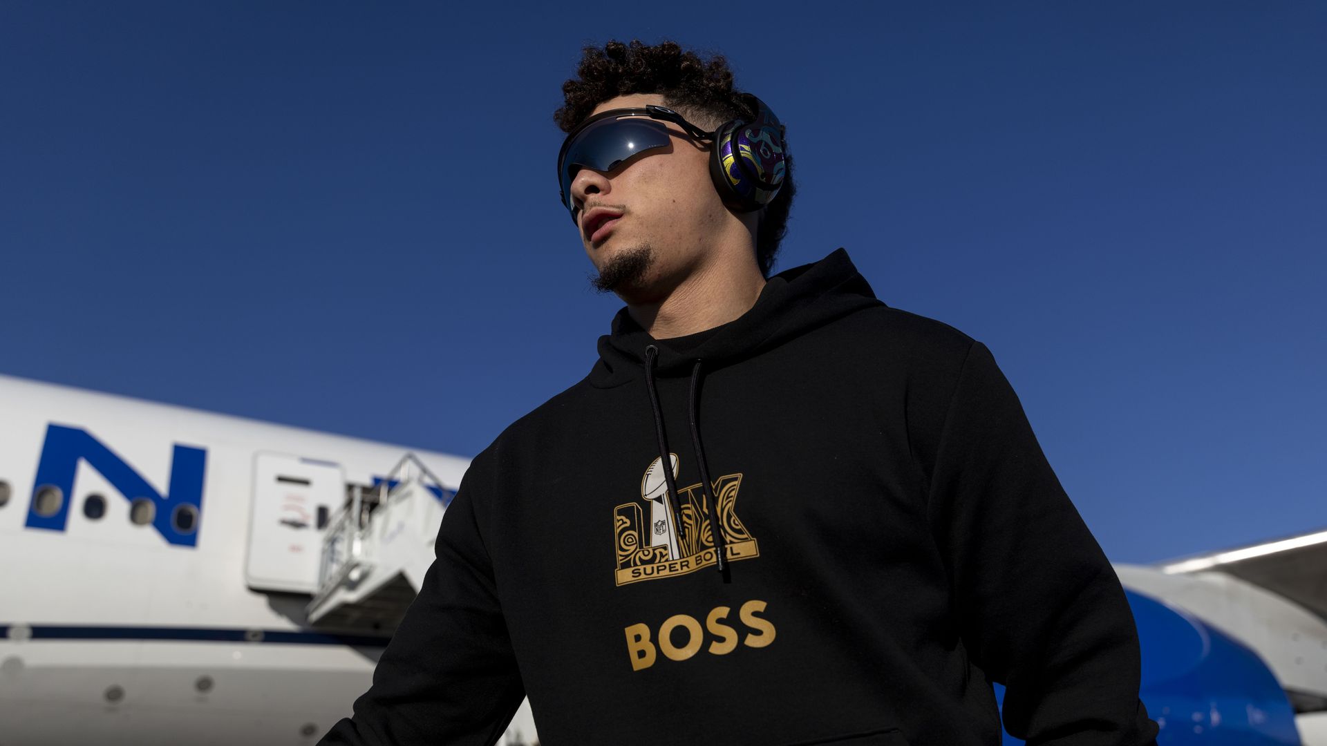 Photo shows Patrick Mahomes arriving at the airport in a "boss" sweatshirt.