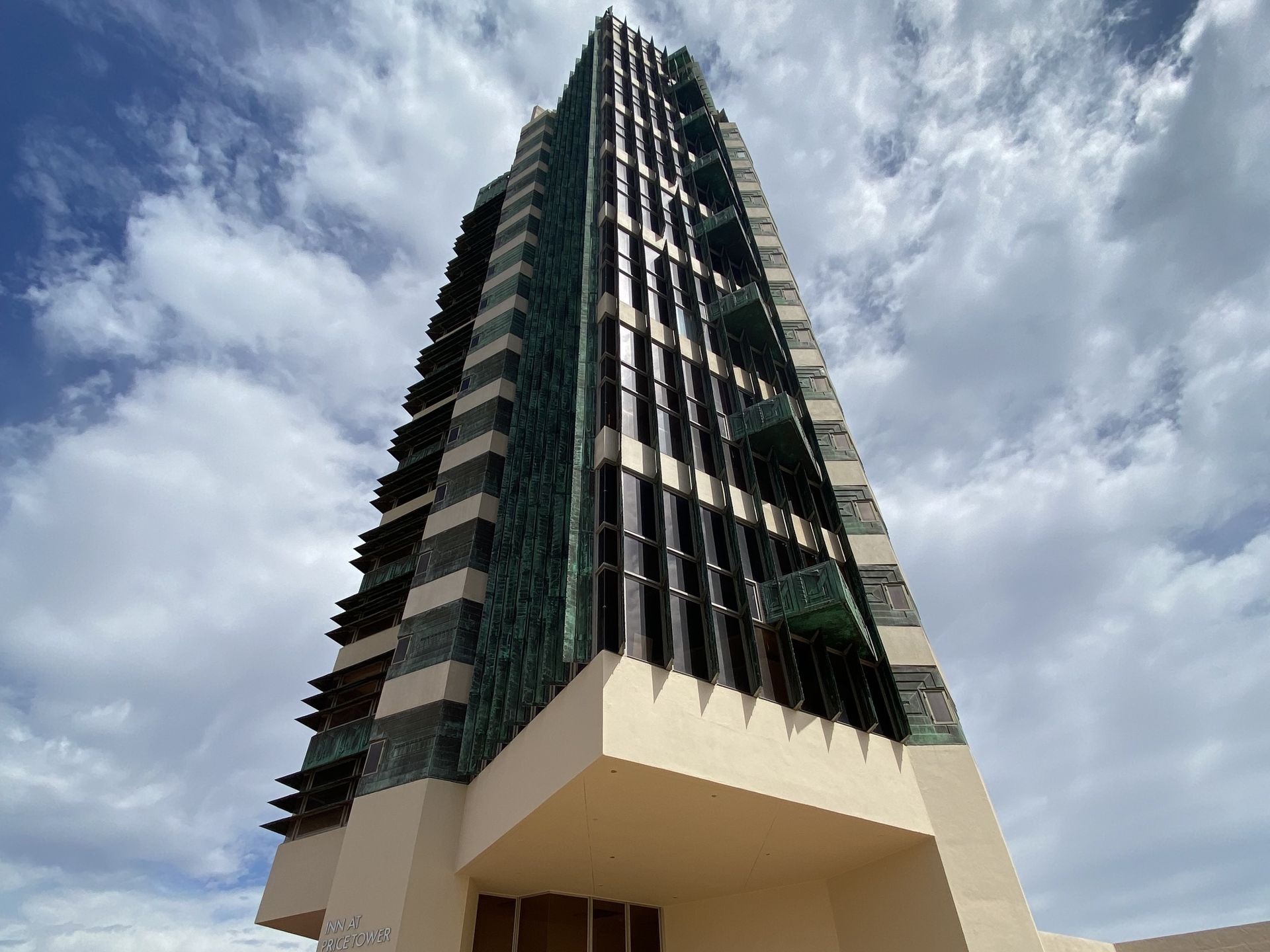 Frank Lloyd Wright skyscraper up for auction - Axios Dallas