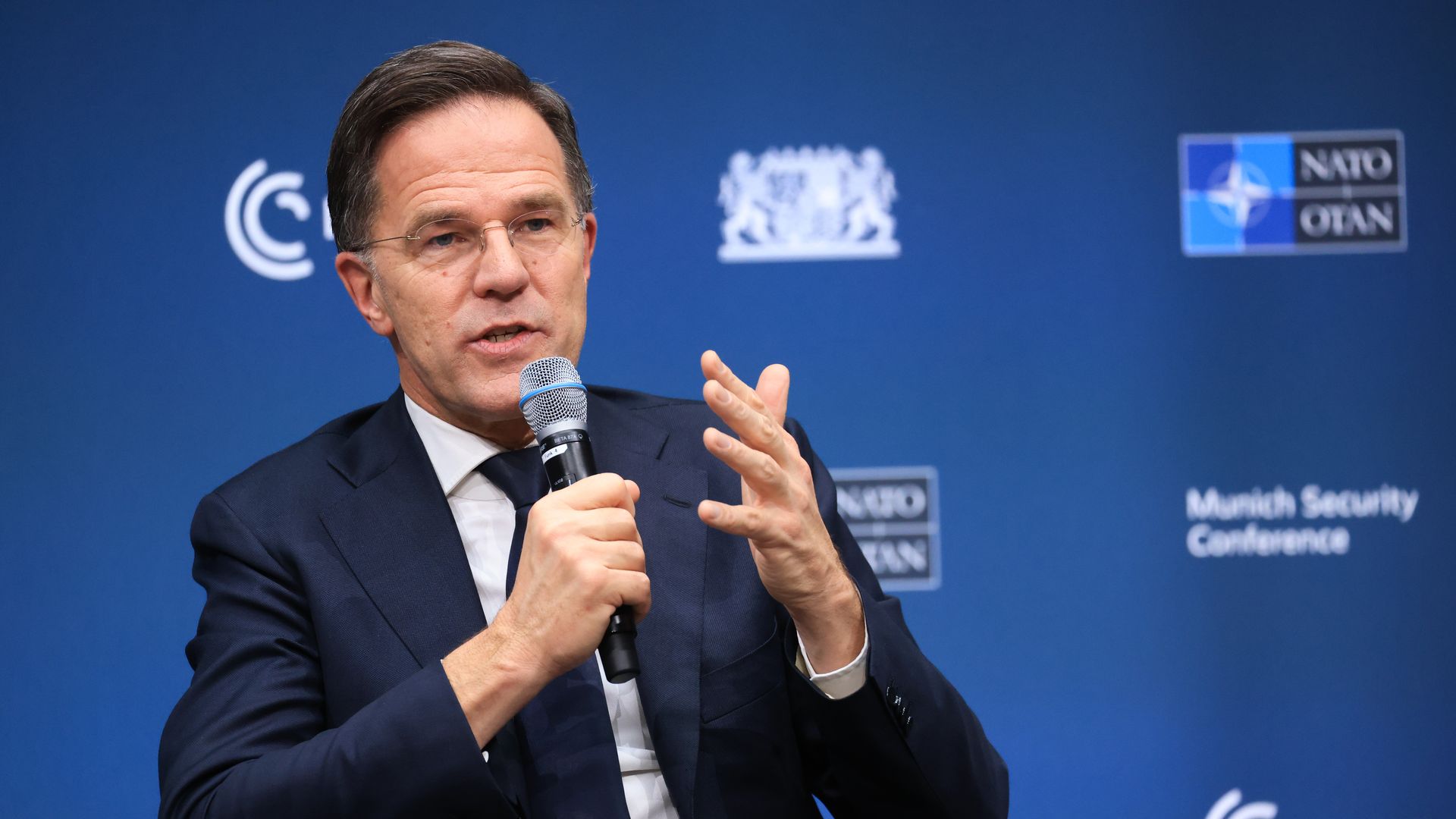 Mark Rutte speaks into a microphone 