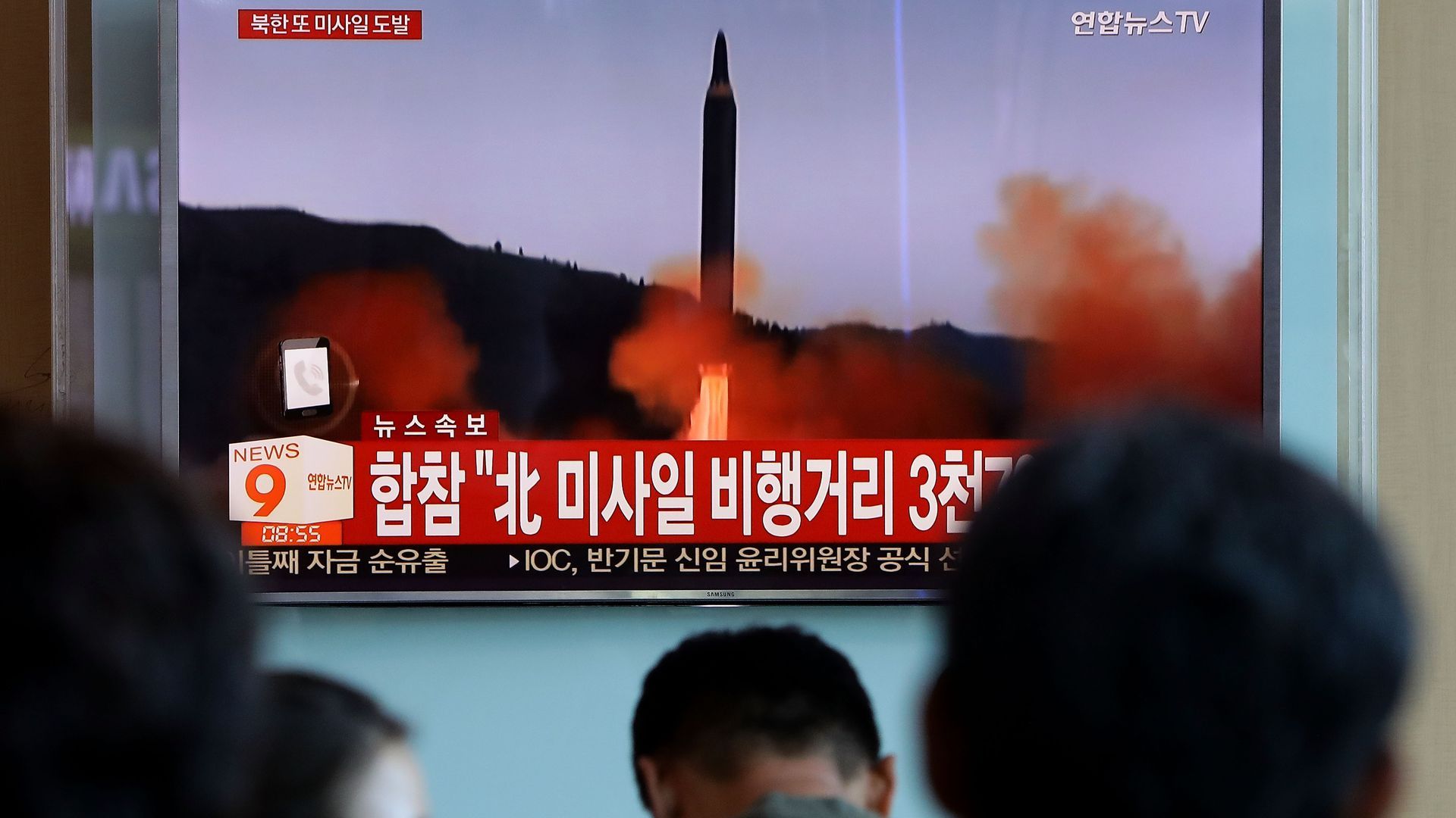 Watching coverage of a 2017 North Korean missile launch from a Seoul train station. Photo: Chung Sung-Jun/Getty Images