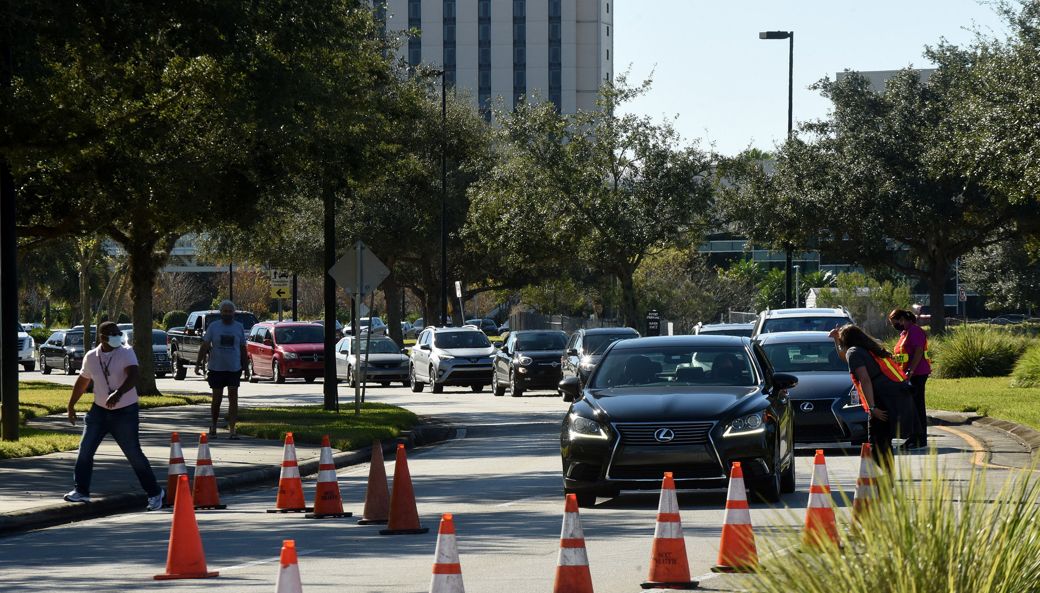 People arrive to receive the Moderna COVID-19 vaccine at a drive through site at the Orange County Convention Center in Orlando, Florida. Photo: Paul Hennessy/NurPhoto via Getty Images 