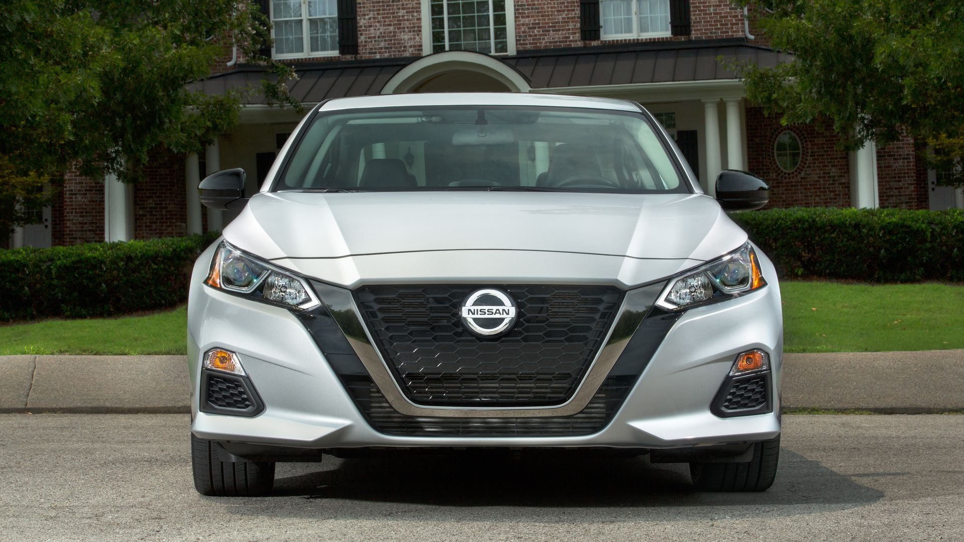 Image of the front grille of 2019 Nissan Altima