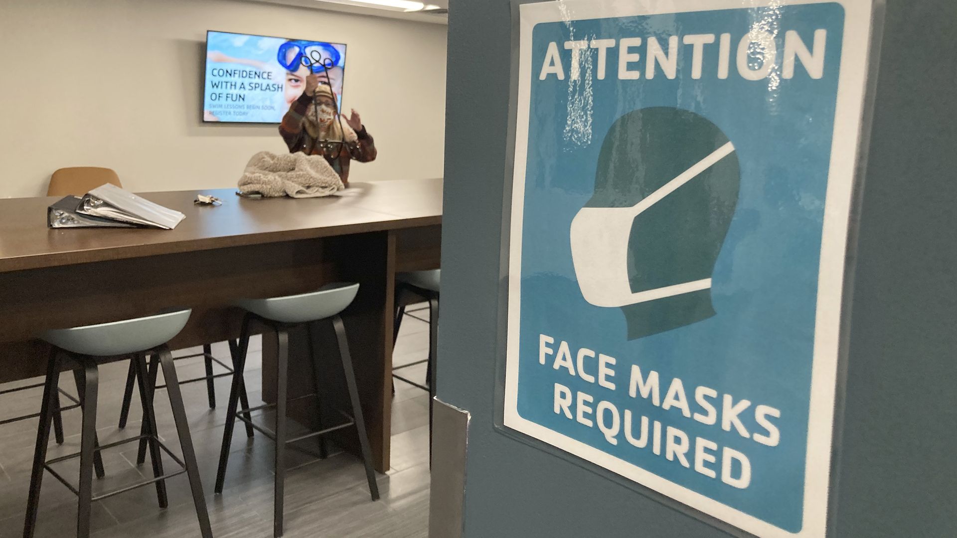 A sign advises members at the YMCA that face masks are now required to wear after a Denver public health order went into effect Nov. 24. Photo: David Zalubowski/AP