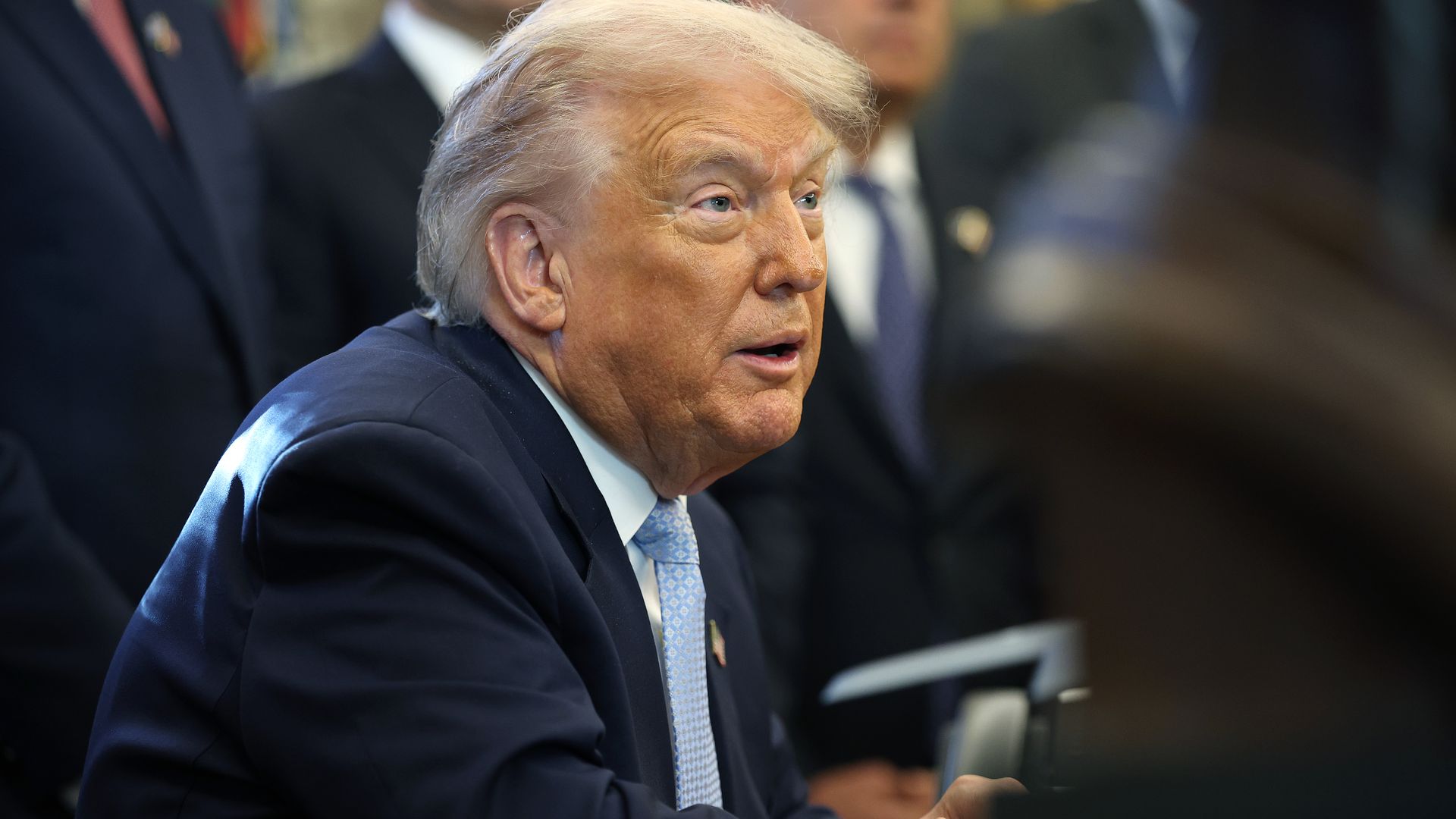 Photo of Trump in Oval Office