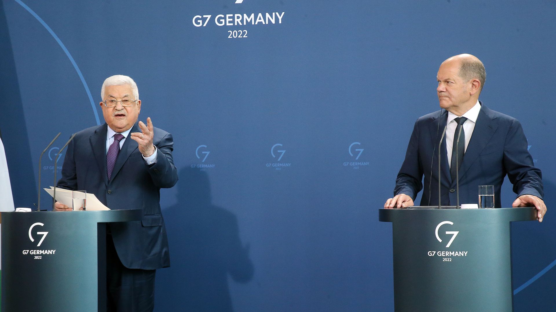 Palestinian President Mahmoud Abbas and  German Chancellor Olaf Scholz. 
