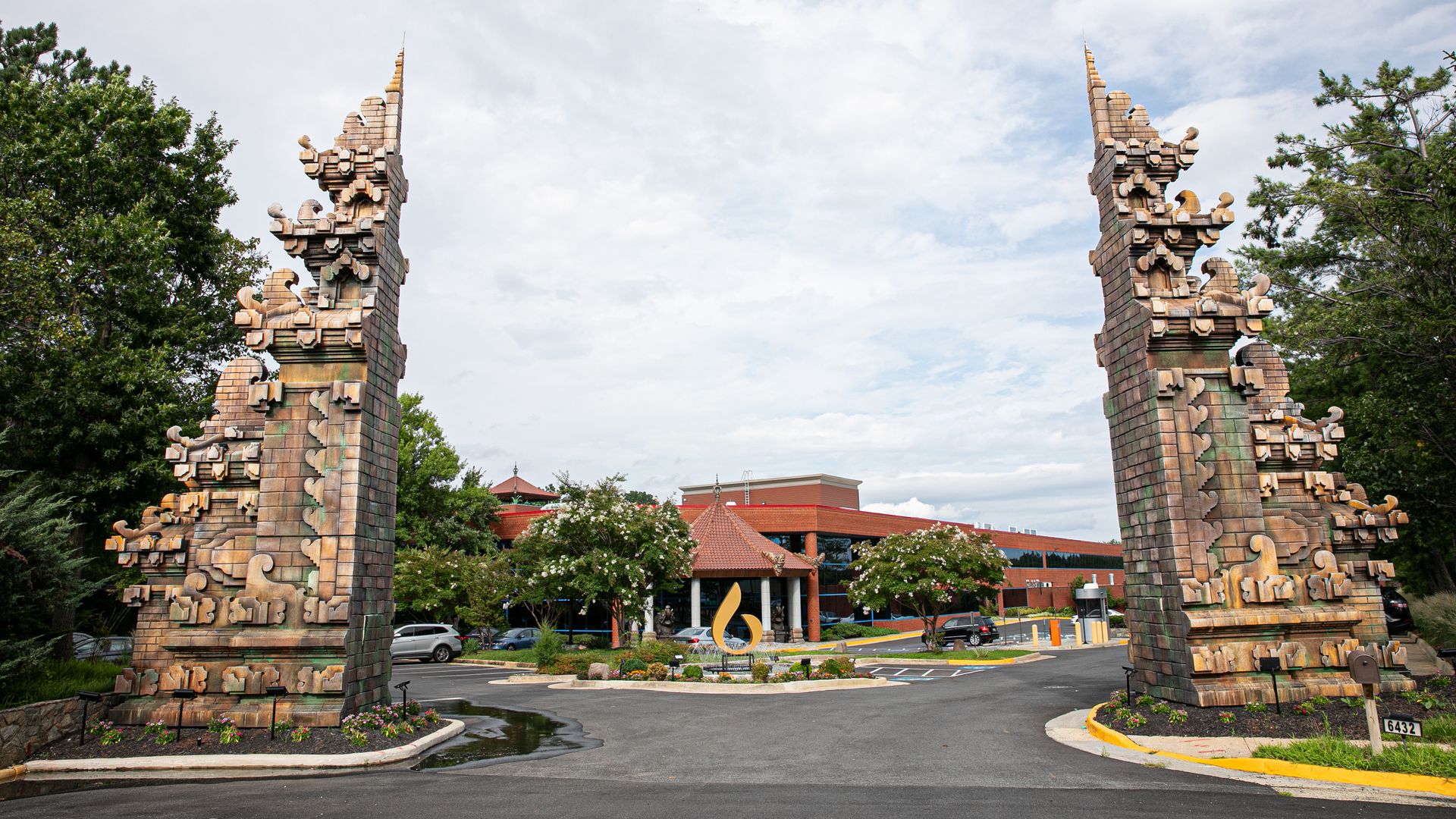 Large pillars outside of the Balian Springs entrance.
