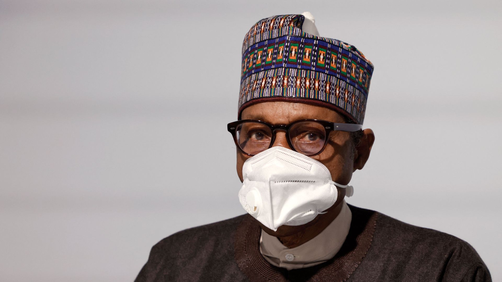 Photo of Nigerian President Muhammadu Buhari wearing a face mask