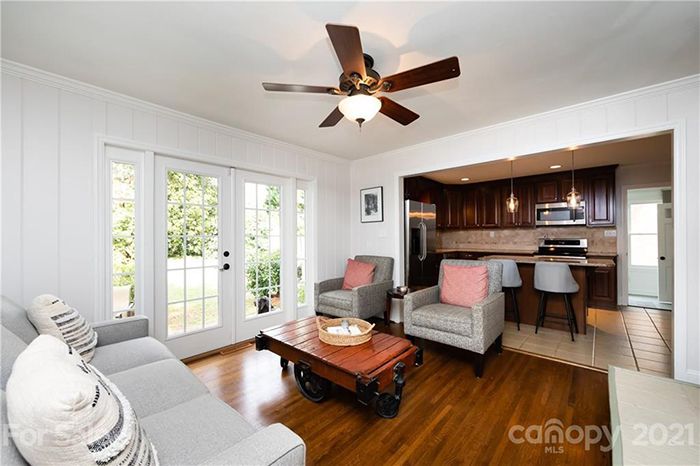 5426 Seacroft Rd, kitchen livibng room