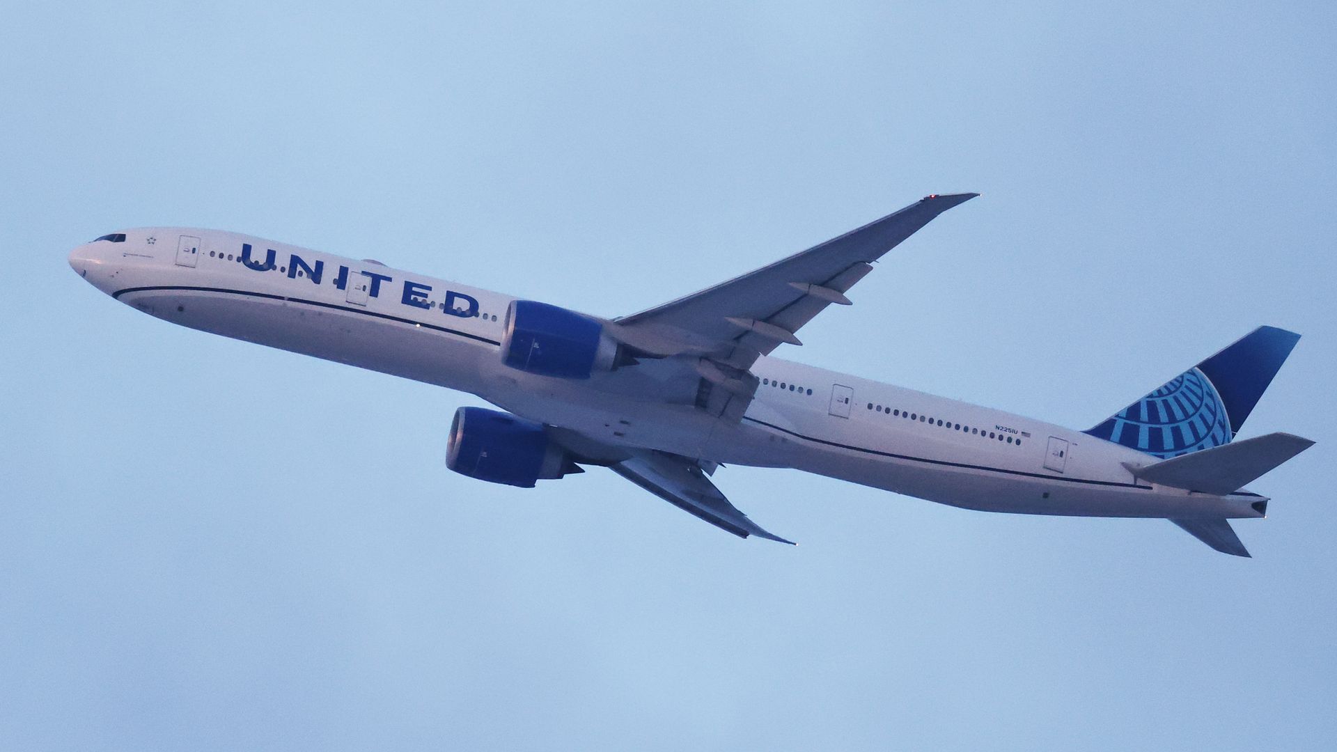 Picture of a plane with United Airlines logo
