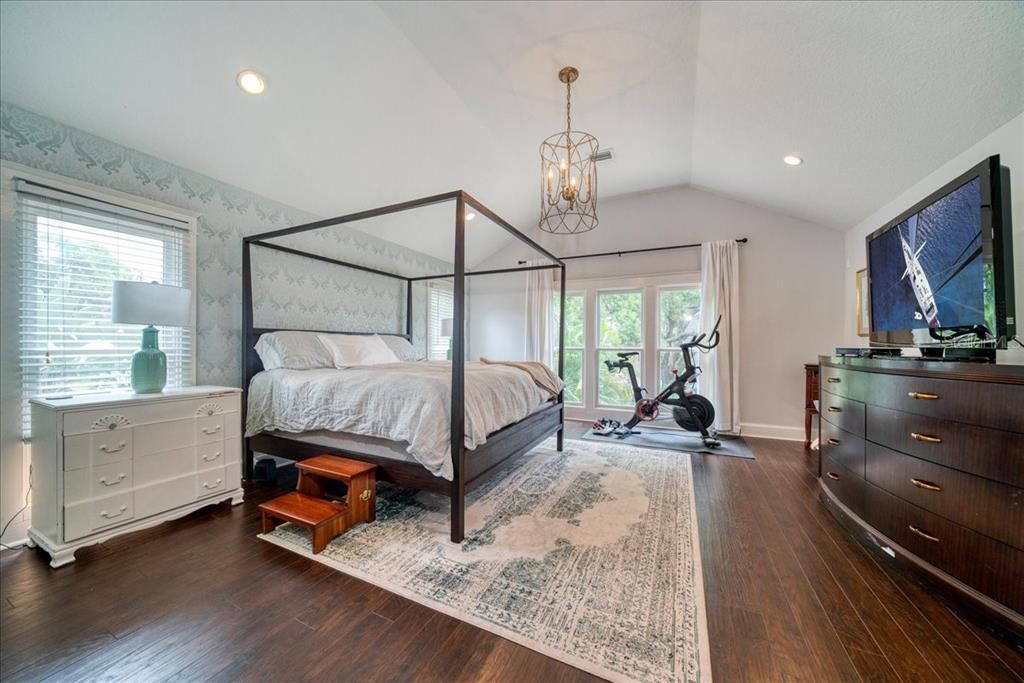 3214 W Tacon St bed