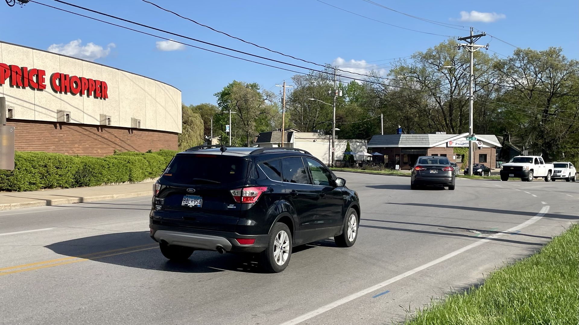 A photo of an intersection.