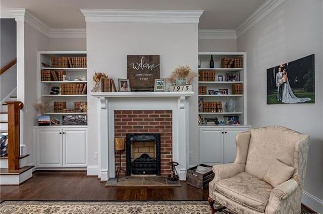 1915 Lyndhurst Ave fireplace