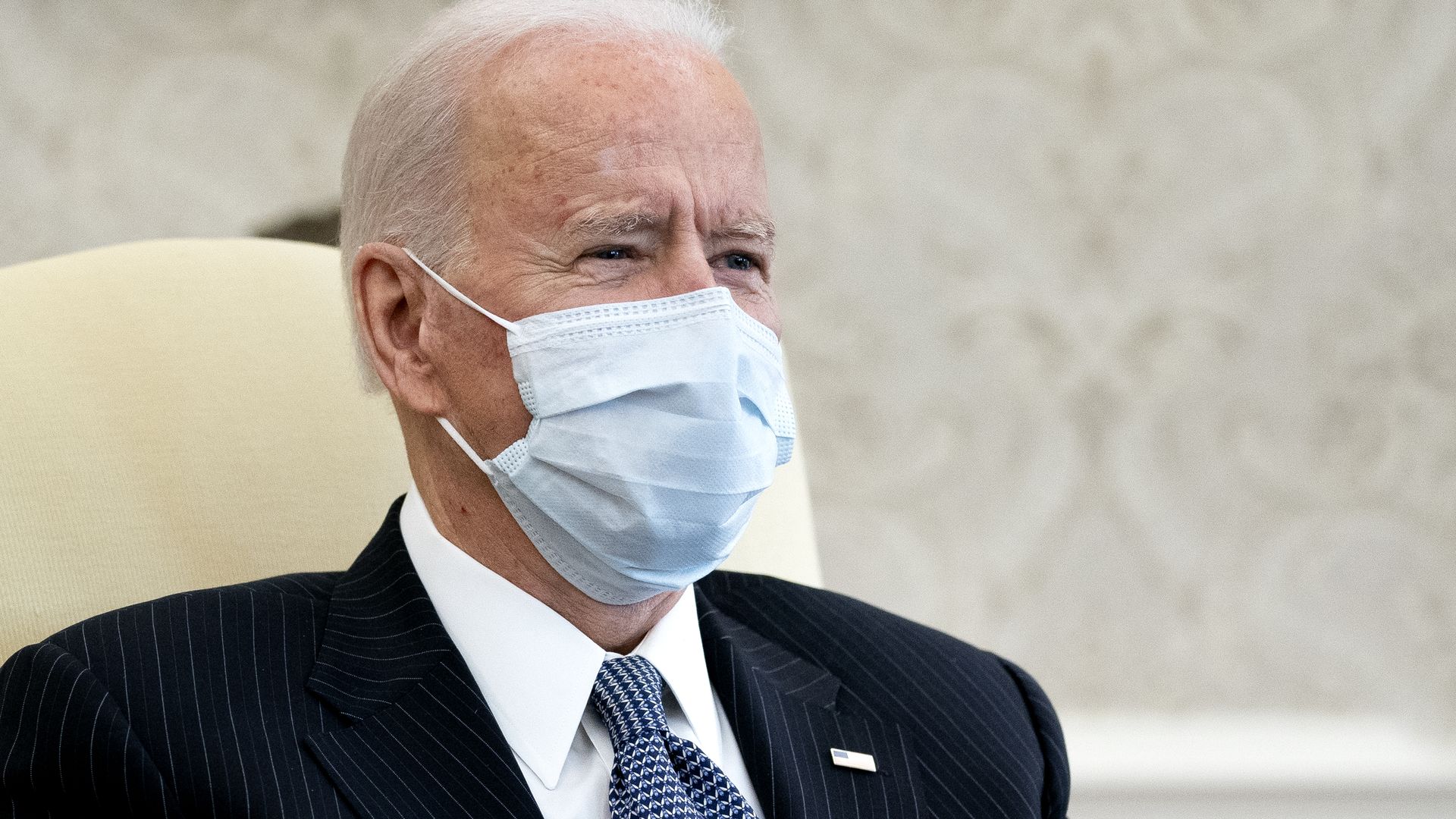 Biden wears a face mask