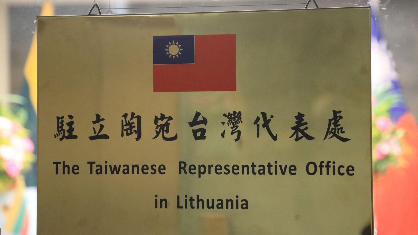 Kol Kinija tyčiojasi iš Lietuvos, ES atsitraukia, bet Taivanas įsikiša