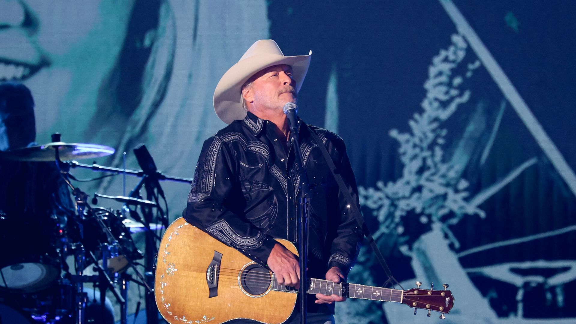 Alan Jackson performs at a show in 2025
