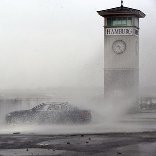 Intensifying winter storm snarls U.S. holiday travel amid "hazardous" conditions
