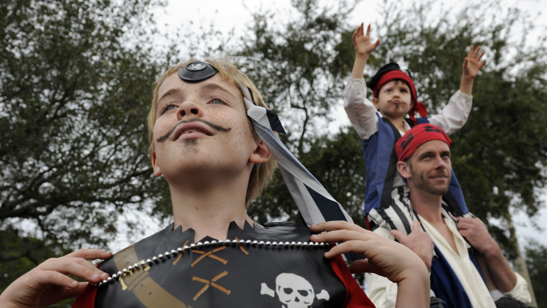 Kids wait for beads during gasparilla parade