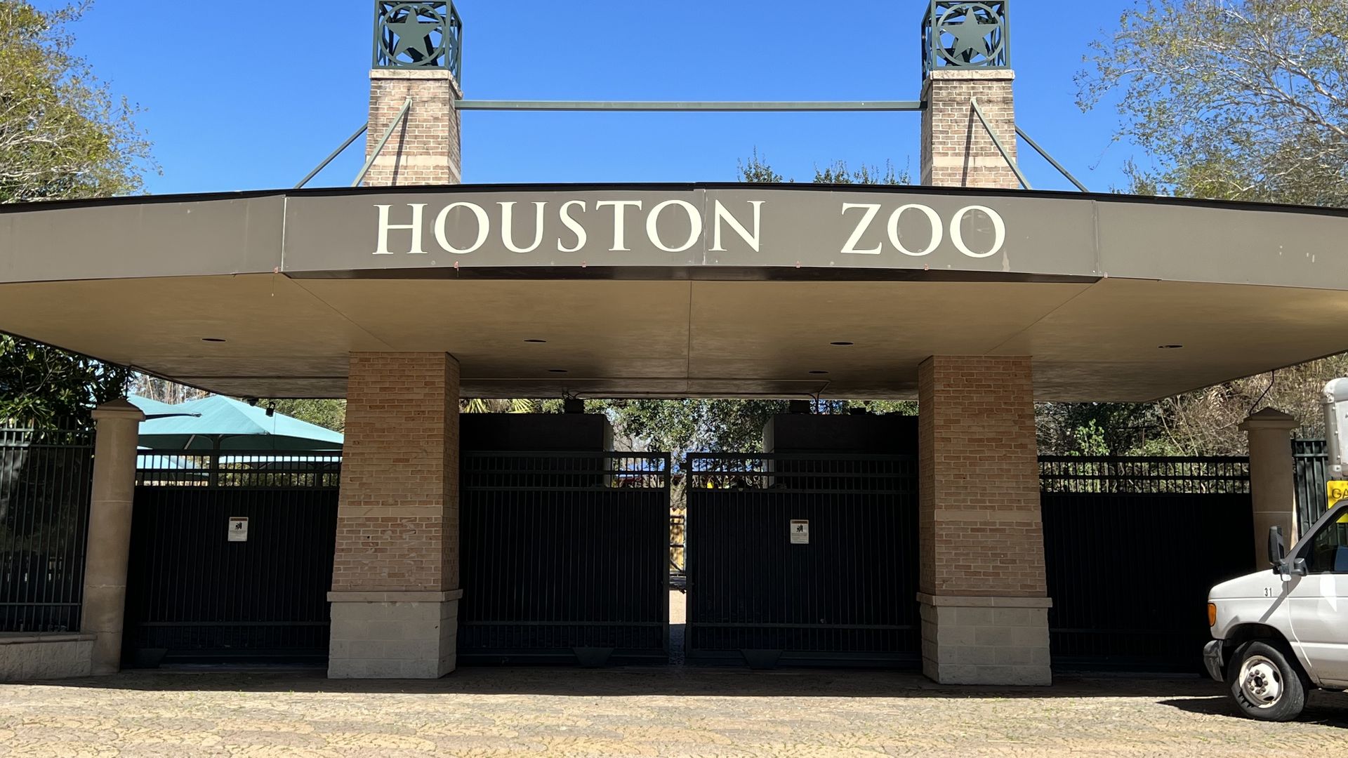 An entrance to the Houston Zoo with "Houston Zoo" spelled out 