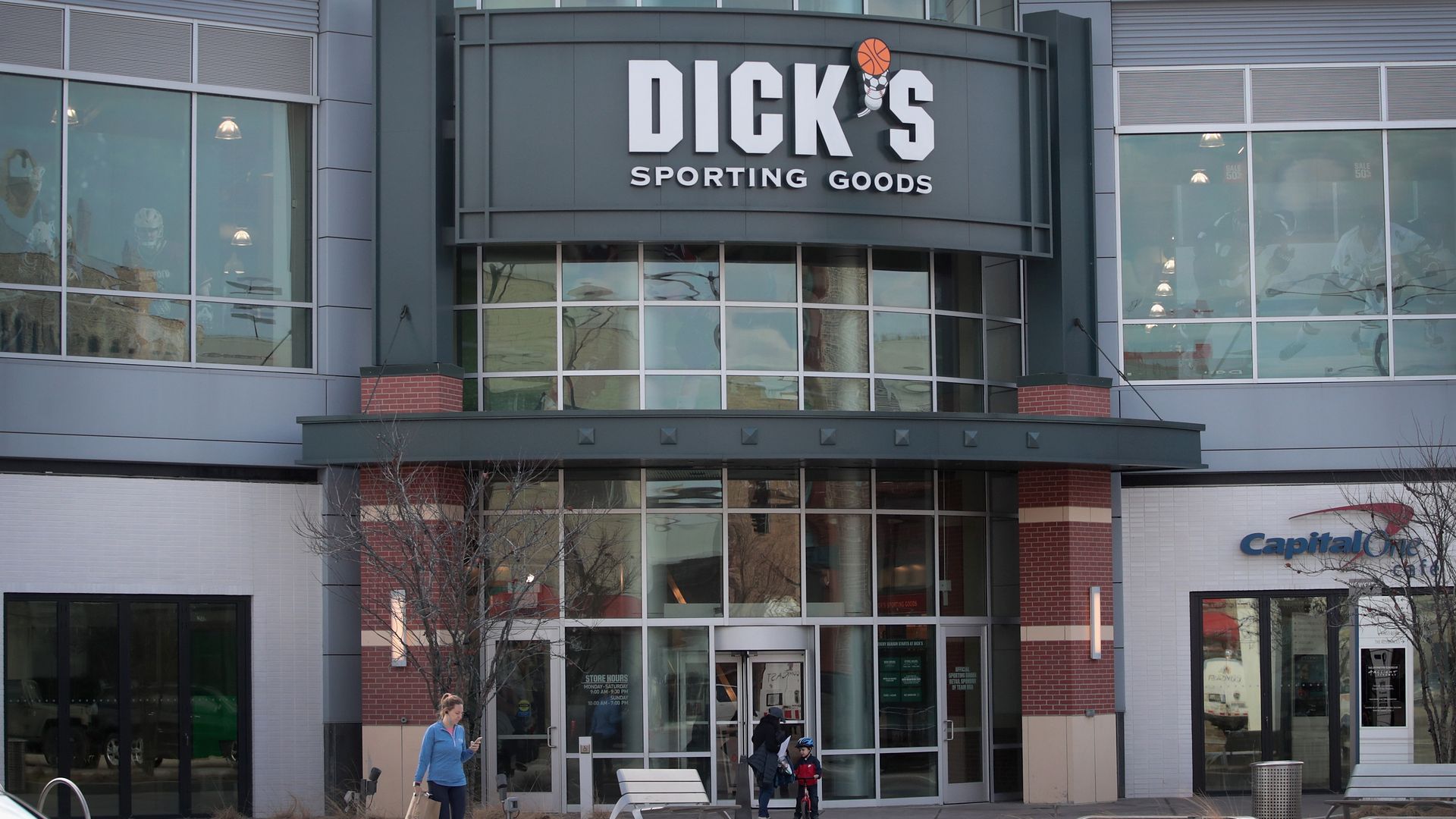 Dick's Sporting Goods storefront.