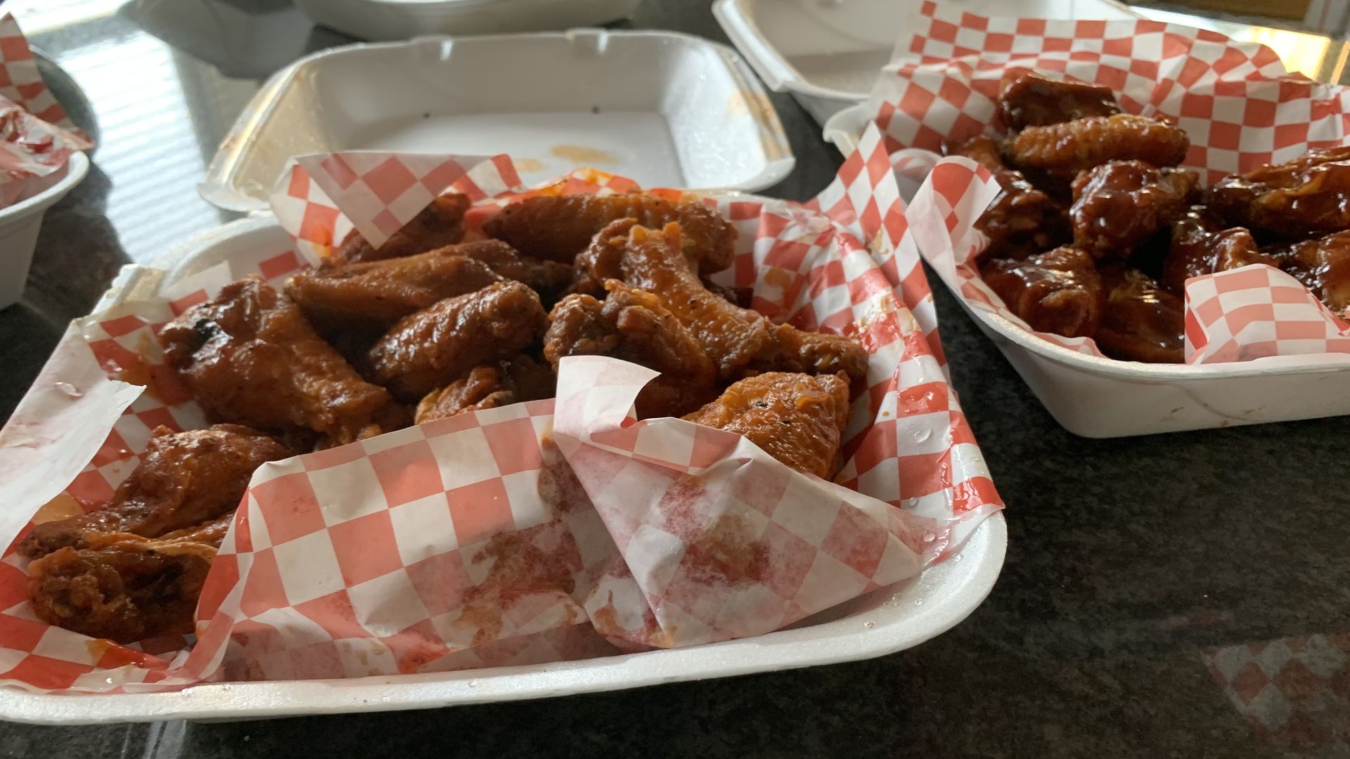 Photo of chicken wings. 