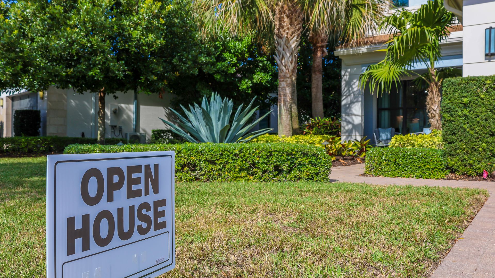 An "Open House" sign outside a home in Palm Beach Gardens, Florida. Photo: Zak Bennnett/Bloomberg via Getty Images