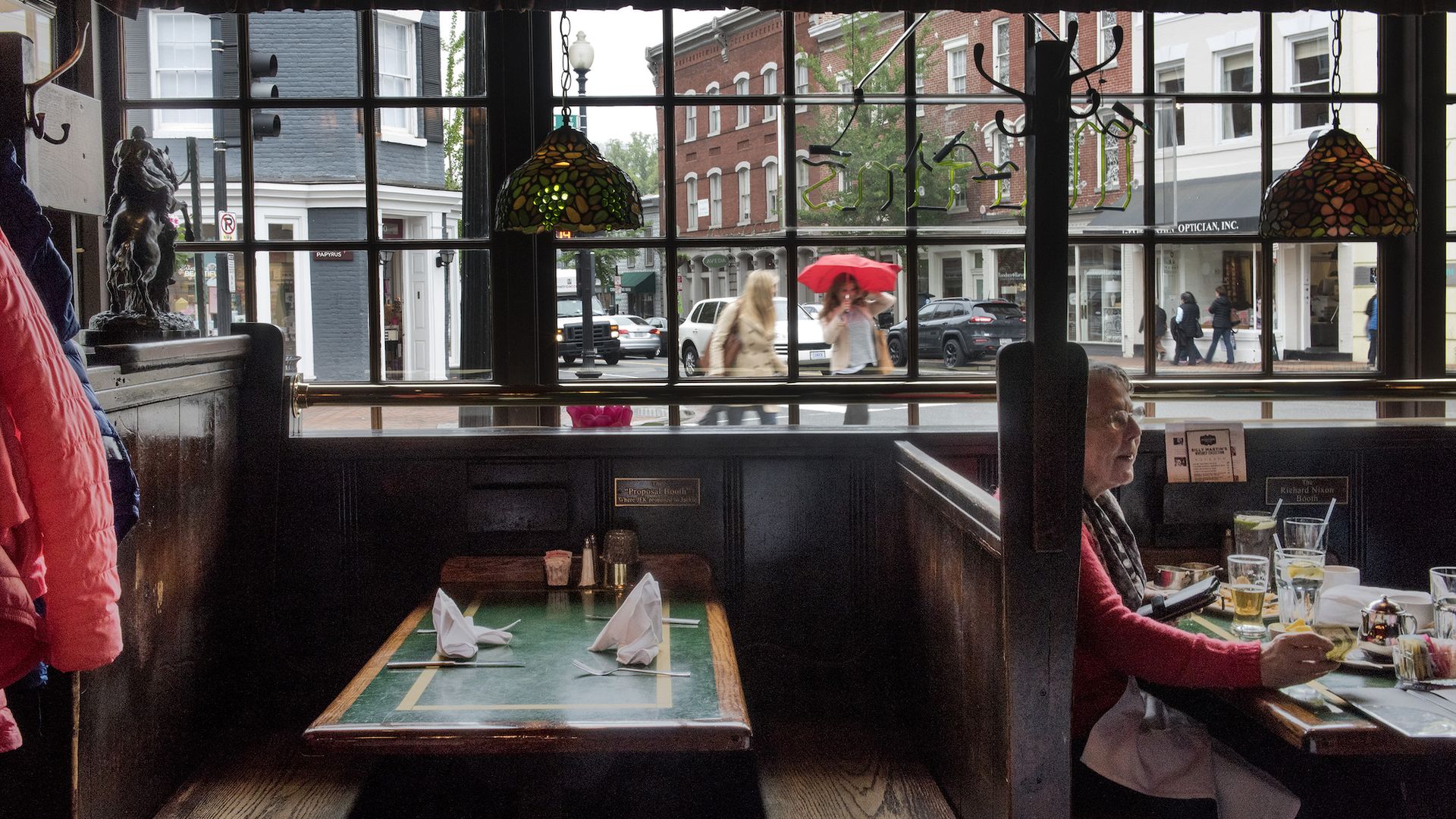 The JFK "proposal booth" at Martin's Tavern