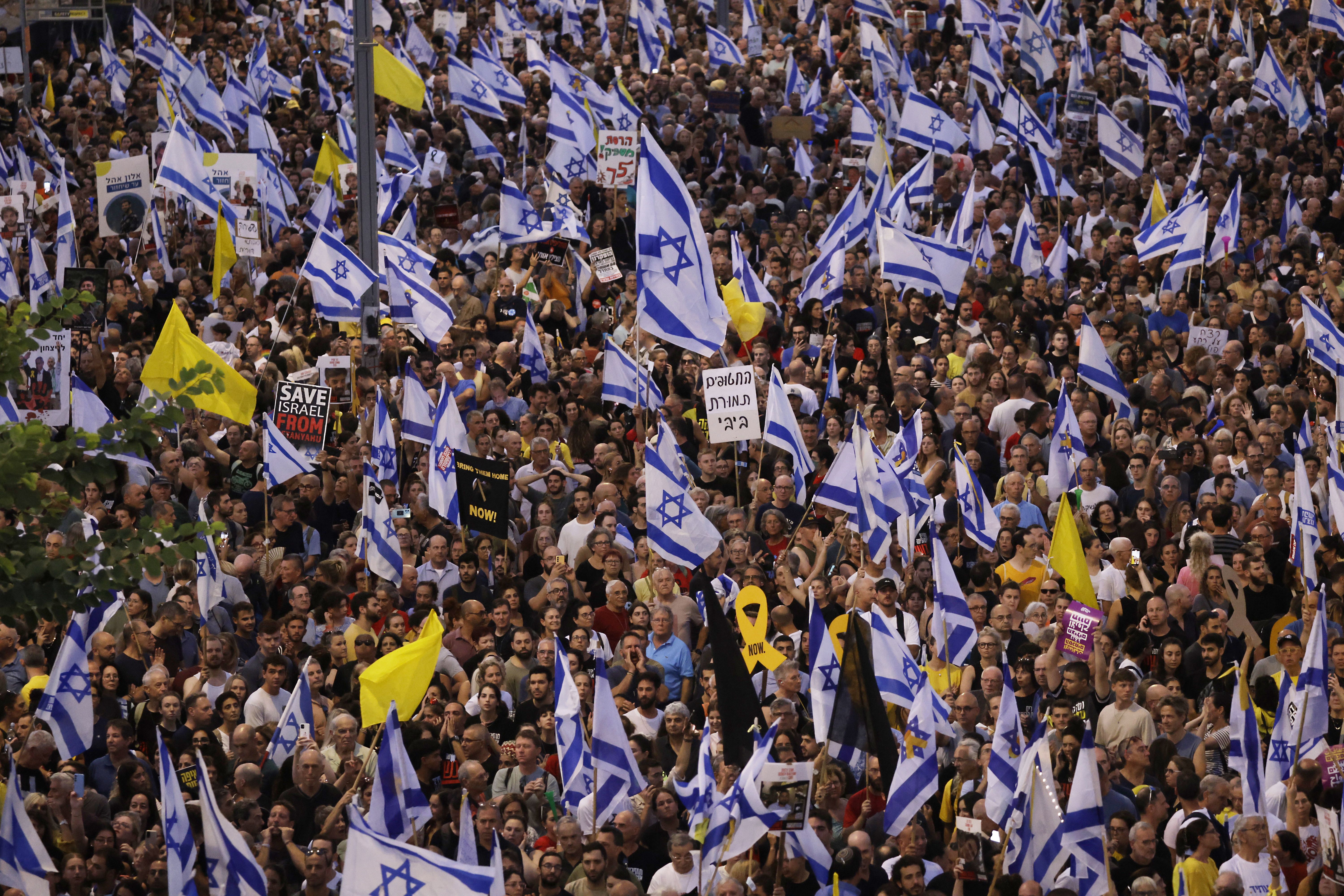 Protesters gather to demand a Gaza hostages deal on September 1, 2024 in Tel Aviv, Israel. After the bodies of six Israeli kidnap victims were recovered from tunnels beneath Gaza overnight, the Hostages and Missing Families Forum called for public protests in Jerusalem and Tel Aviv.