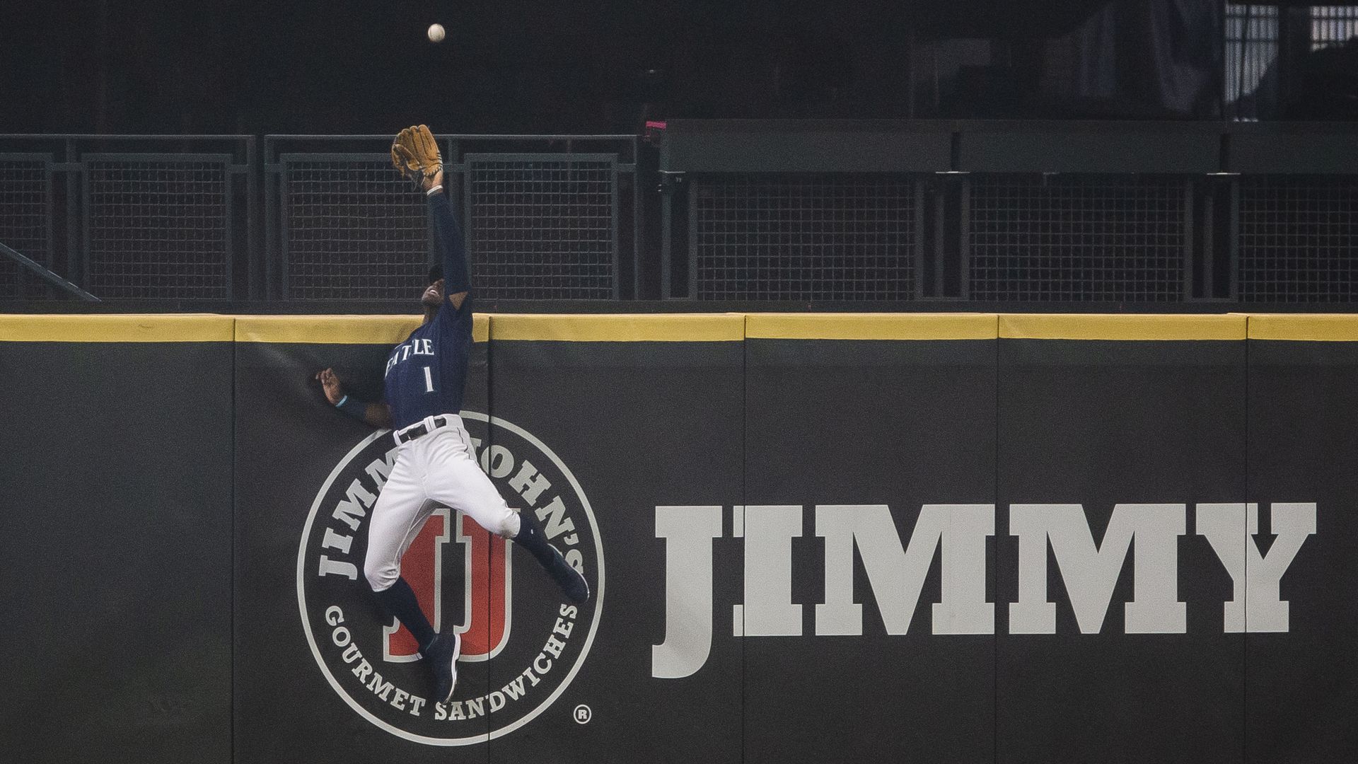 Kyle Lewis jumps to make catch