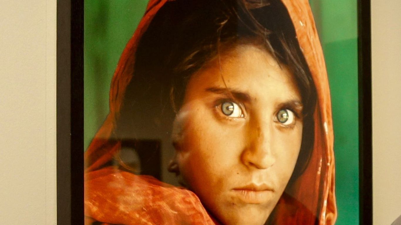 “Afghan girl” on 1985 cover of National Geographic evacuated to Italy – Axios