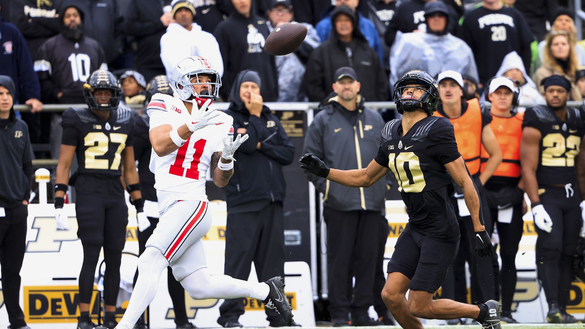 OSU football player Brandon Inniss catches a pass. 