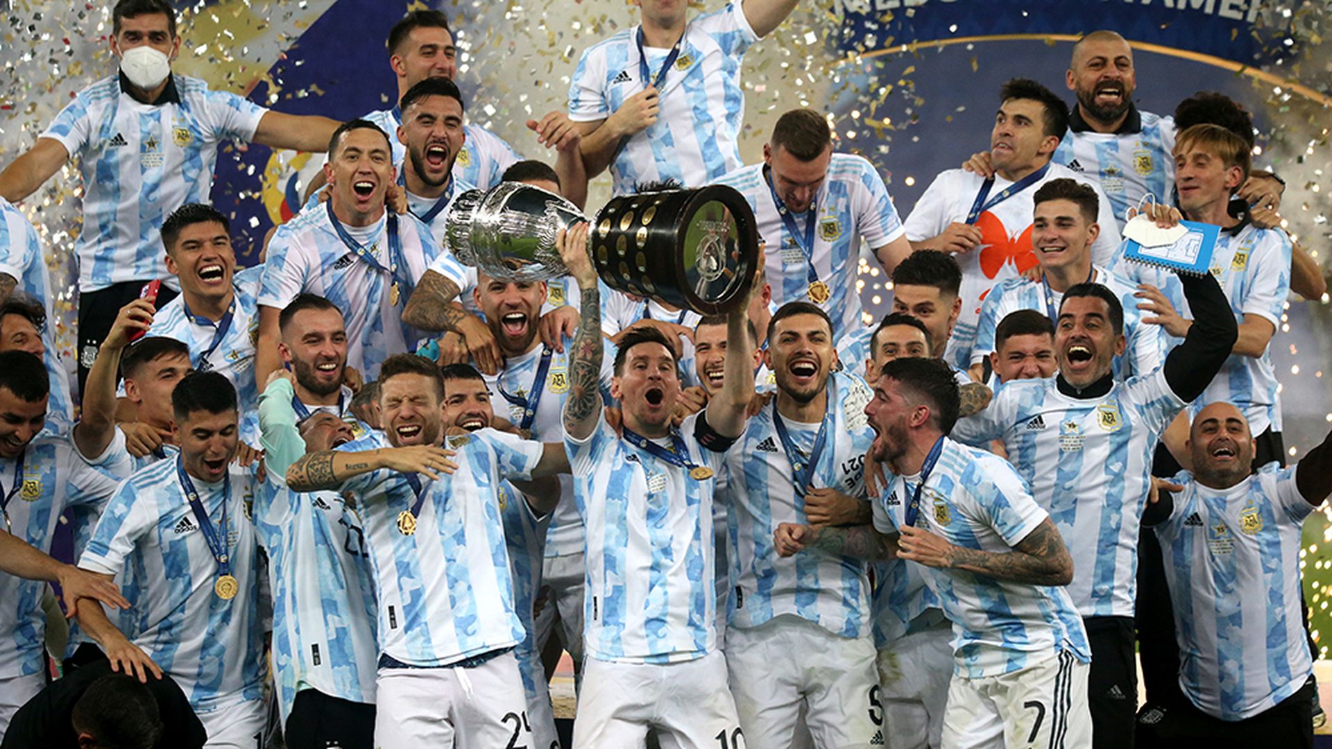 RIO DE JANEIRO, BRAZIL - JULY 10: Lionel Messi Captain of Argentina lift the Conmebol Copa America Trophy with Teammates after winning the Final of Copa America Brazil 2021 ,during the Final Match between Brazil and Argentina at Maracana Stadium on July 10, 2021 in Rio de Janeiro, Brazil. (Photo by 