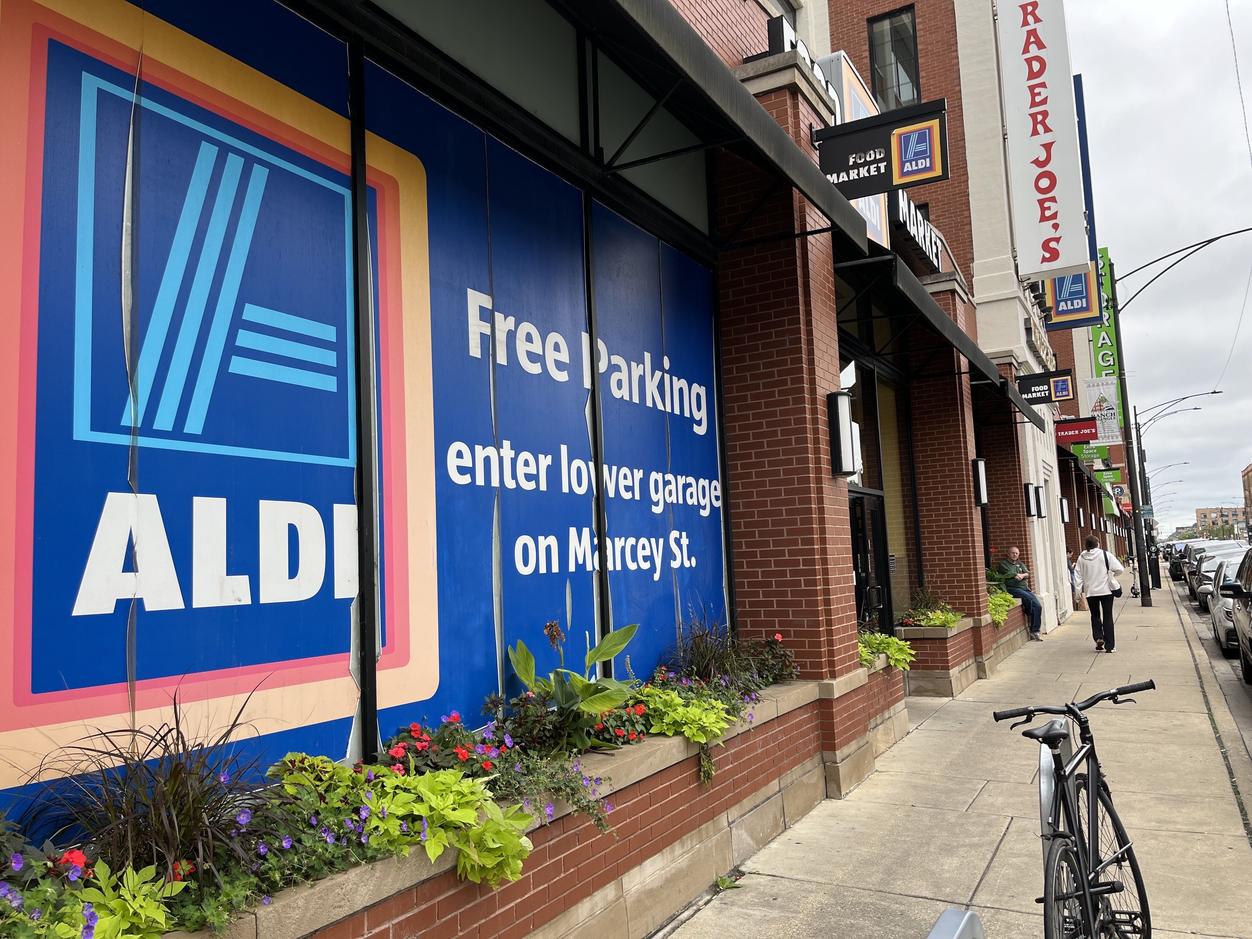 Photo of the front of a store that says "Aldi Free Parking"