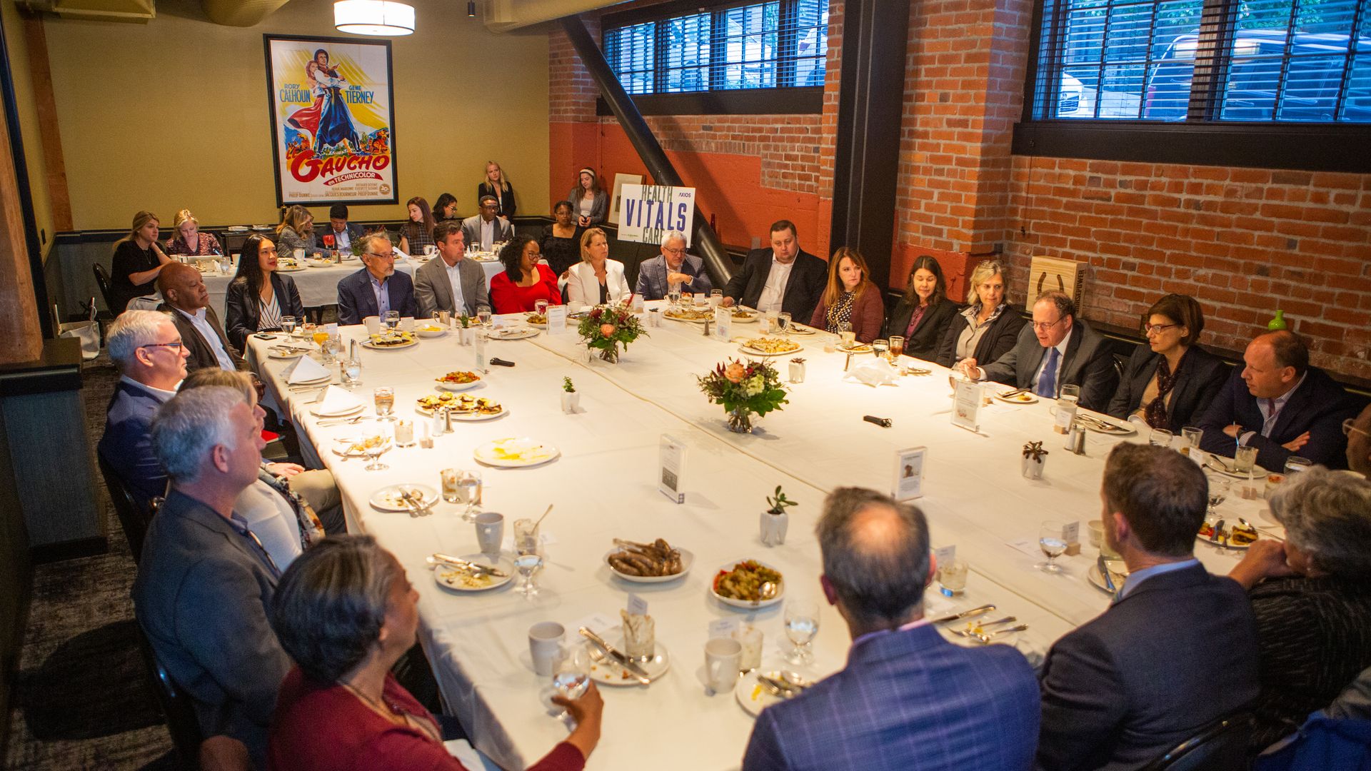 Participants enjoyed a seated breakfast during the discussion.