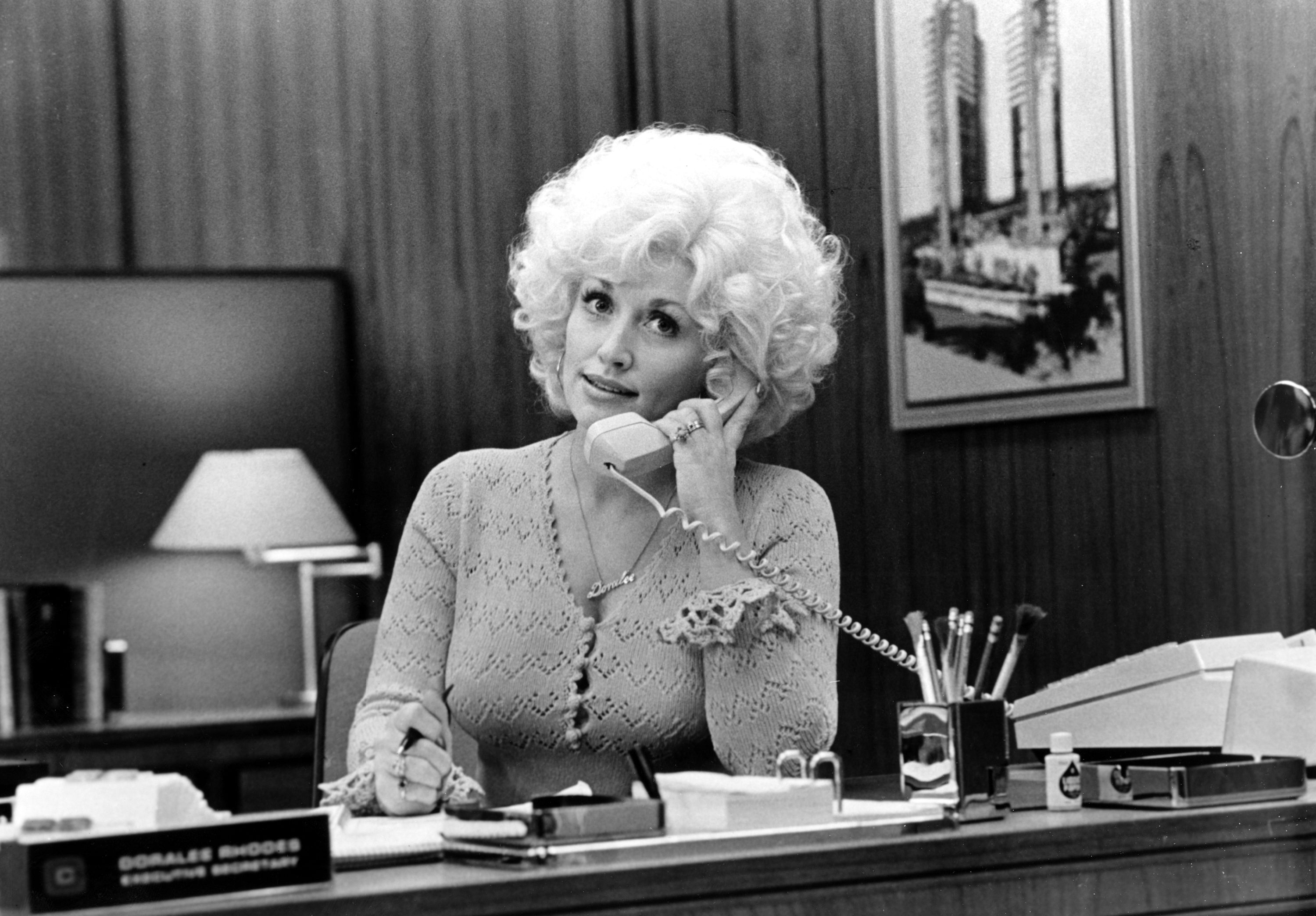 Dolly Parton filming "9 to 5"