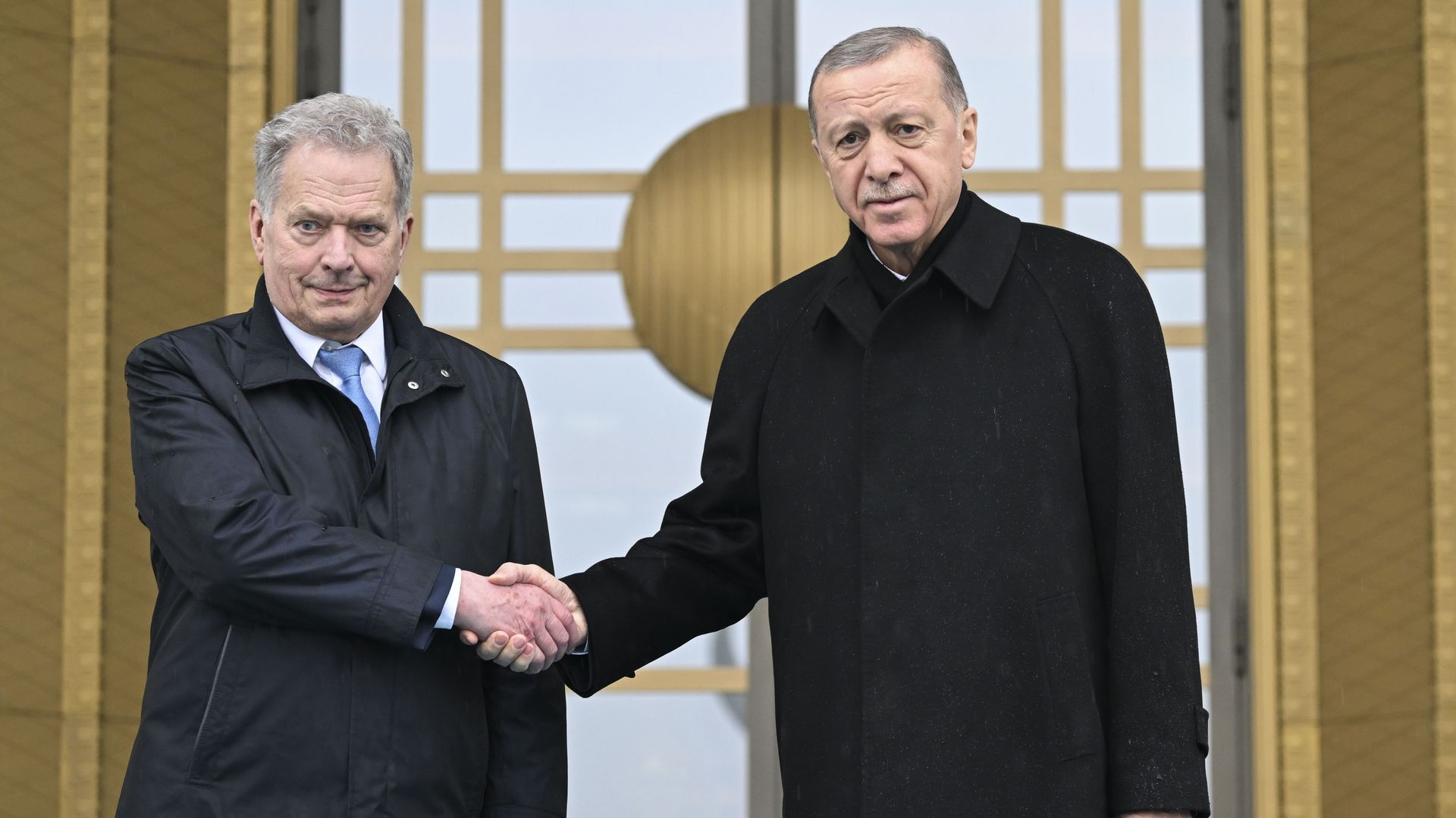 Turkish President Recep Tayyip Erdogan (R) welcomes Finnish President Sauli Niinisto (L) with an official ceremony 