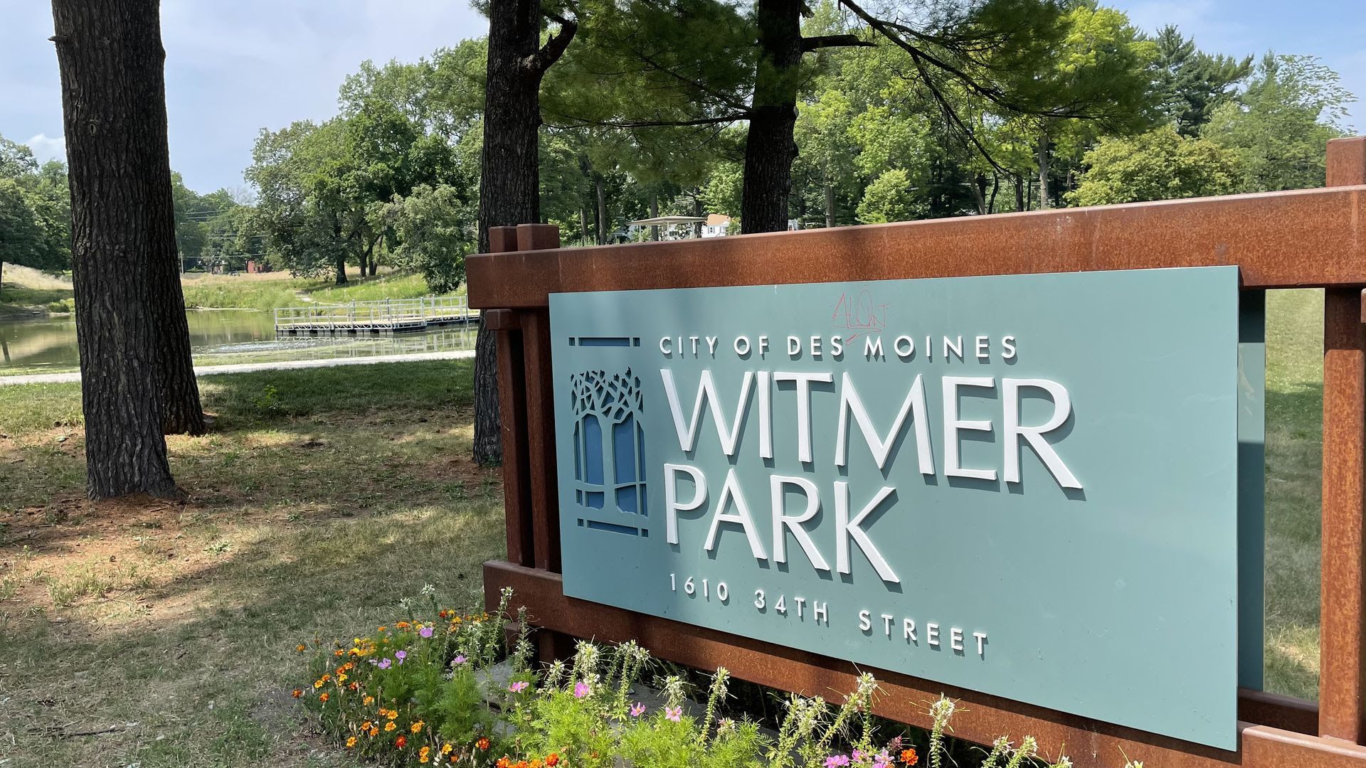 A sign that reads "City of Des Moines Witmer Park"