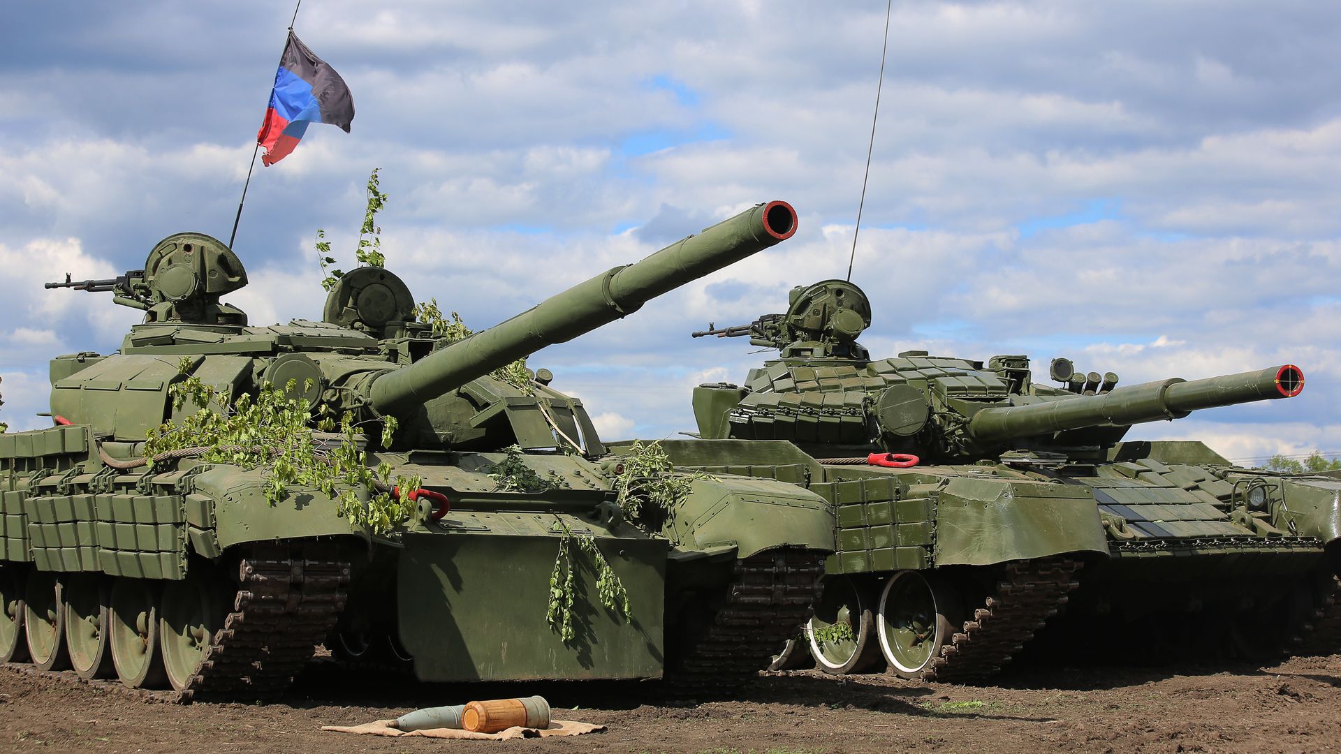 Tank with Donetsk People's Republic flag