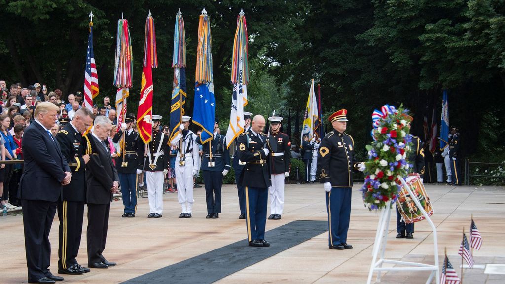 Trump honors service members and families at Arlington cemetery