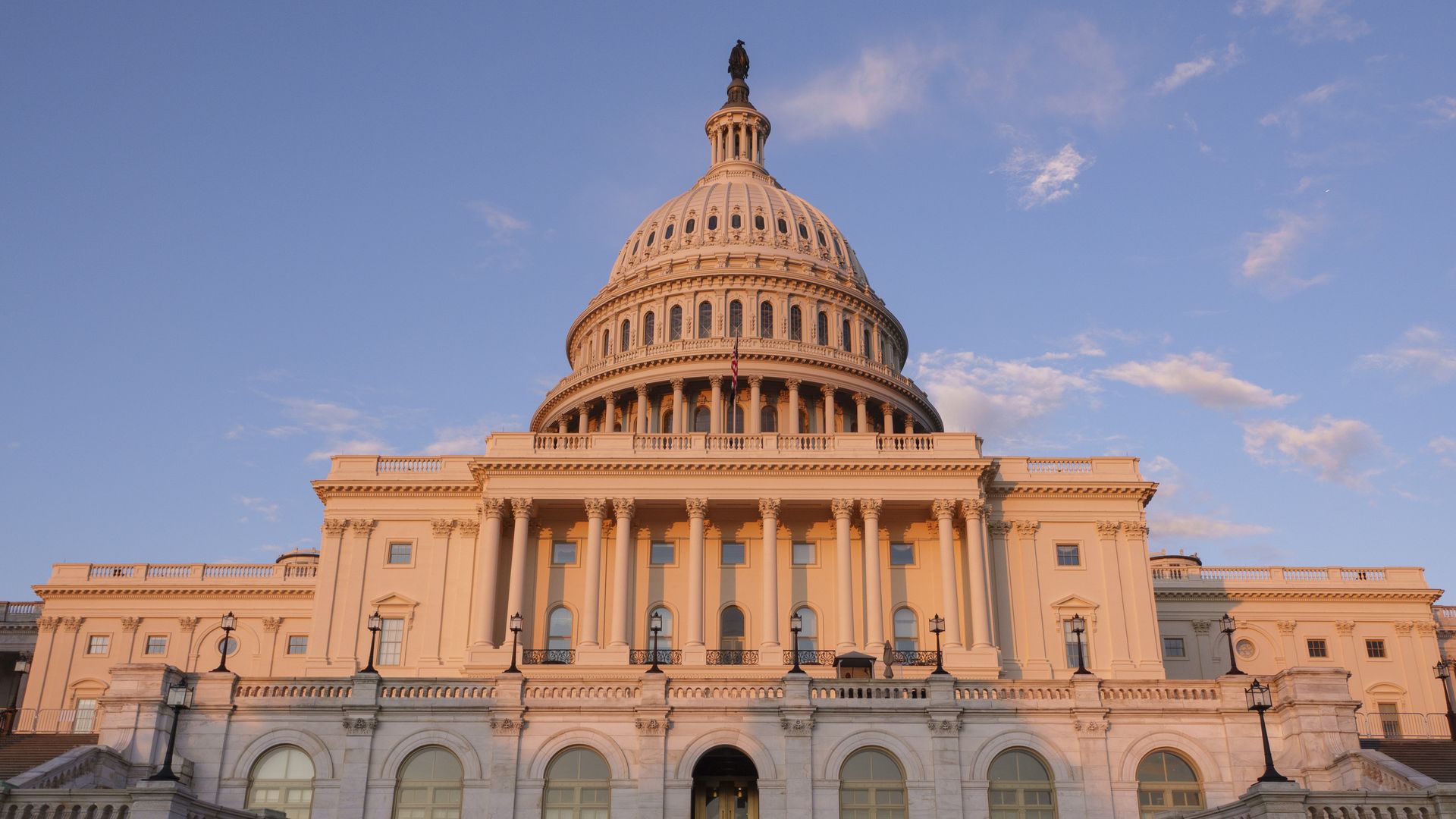 Image of U.S. Capitol building at sunset